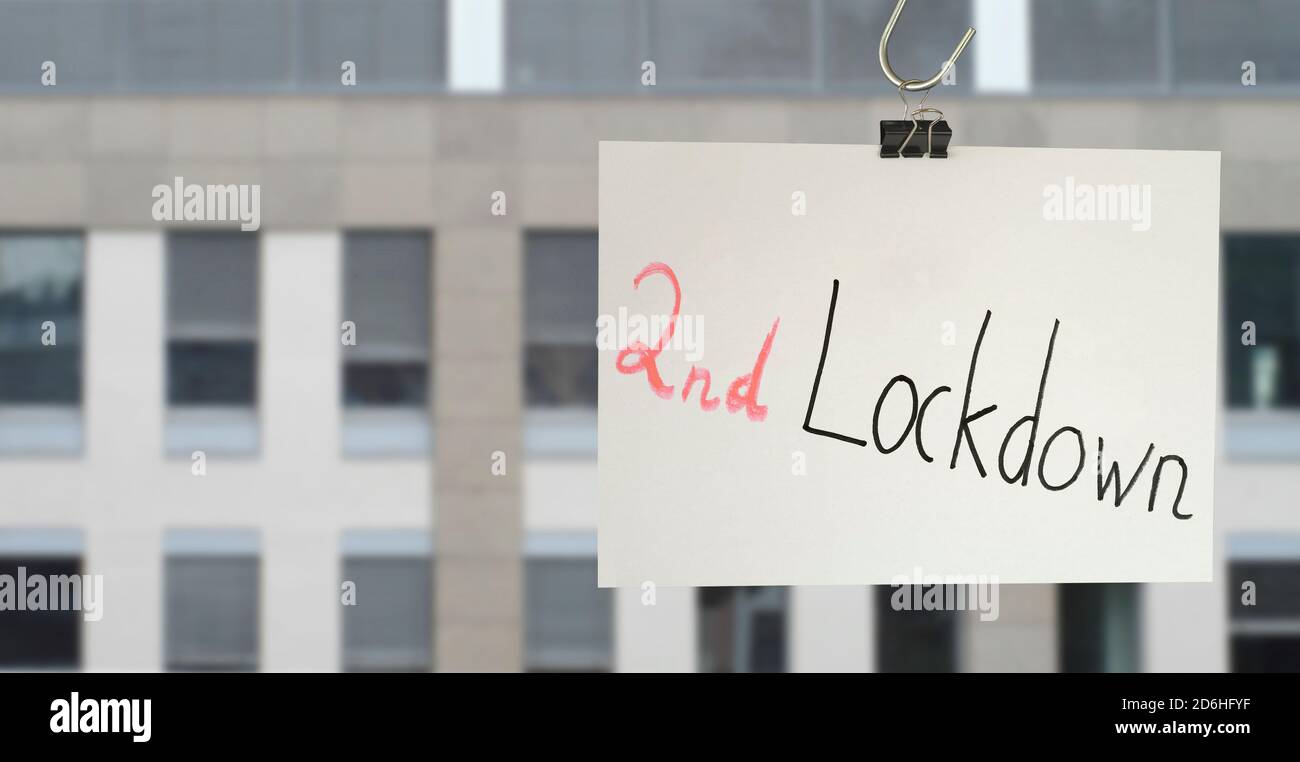 Covid-19, Corona-Virus-Epidemie, zweites Lockdown-Zeichen und Bürogebäude, Business Shutdown Symbol, Kopierraum Stockfoto
