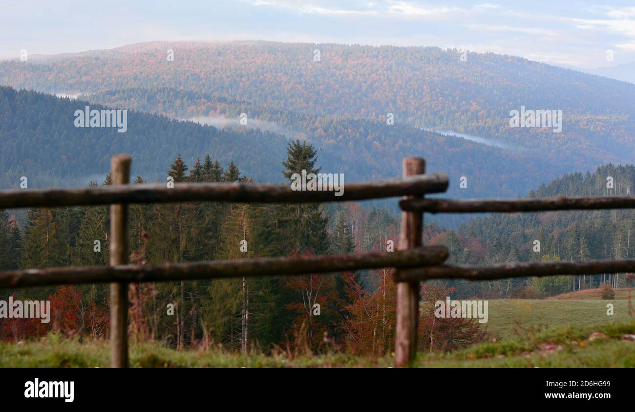 Herbstansicht der Alpago-Berge von Tambre, in der Provinz Belluno, Italien Stockfoto