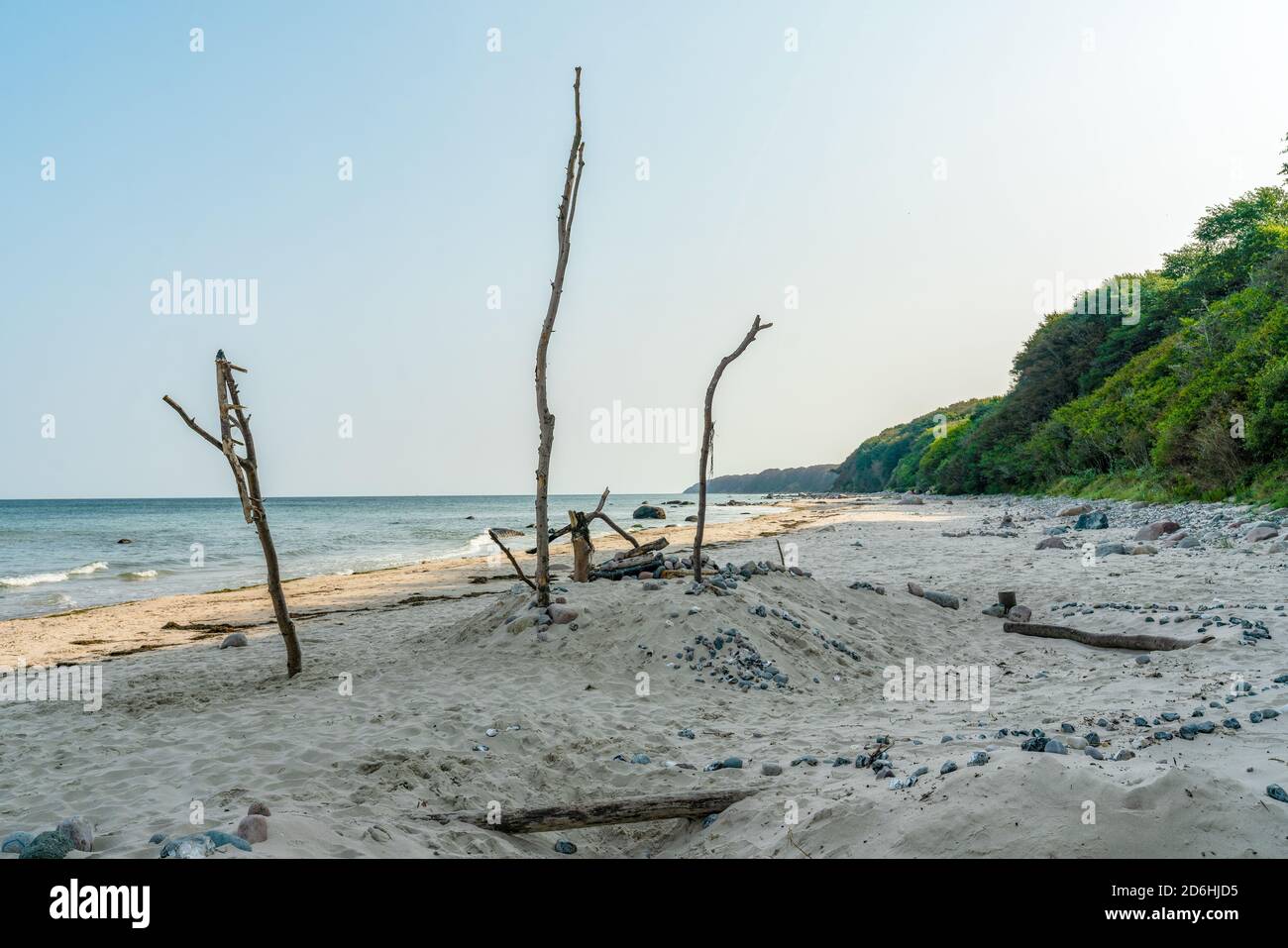 Riesige Sandburg mit Steinen und Stöcken am Strand in Schwarze auf der ostseeinsel Rügen Stockfoto