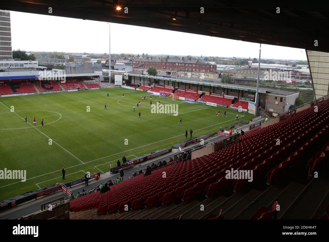 Crewe, Großbritannien. Oktober 2020. Die zweite Halbzeit beginnt vor einem leeren Stadion, da Covid19 während des Spiels der EFL Sky Bet League 1 zwischen Crewe Alexandra und Blackpool am 17. Oktober 2020 im Alexandra Stadium, Crewe, England, weiter eingeschränkt wird. Foto von Jurek Biegus. Nur redaktionelle Verwendung, Lizenz für kommerzielle Nutzung erforderlich. Keine Verwendung bei Wetten, Spielen oder Veröffentlichungen einzelner Vereine/Vereine/Spieler. Kredit: UK Sports Pics Ltd/Alamy Live Nachrichten Stockfoto