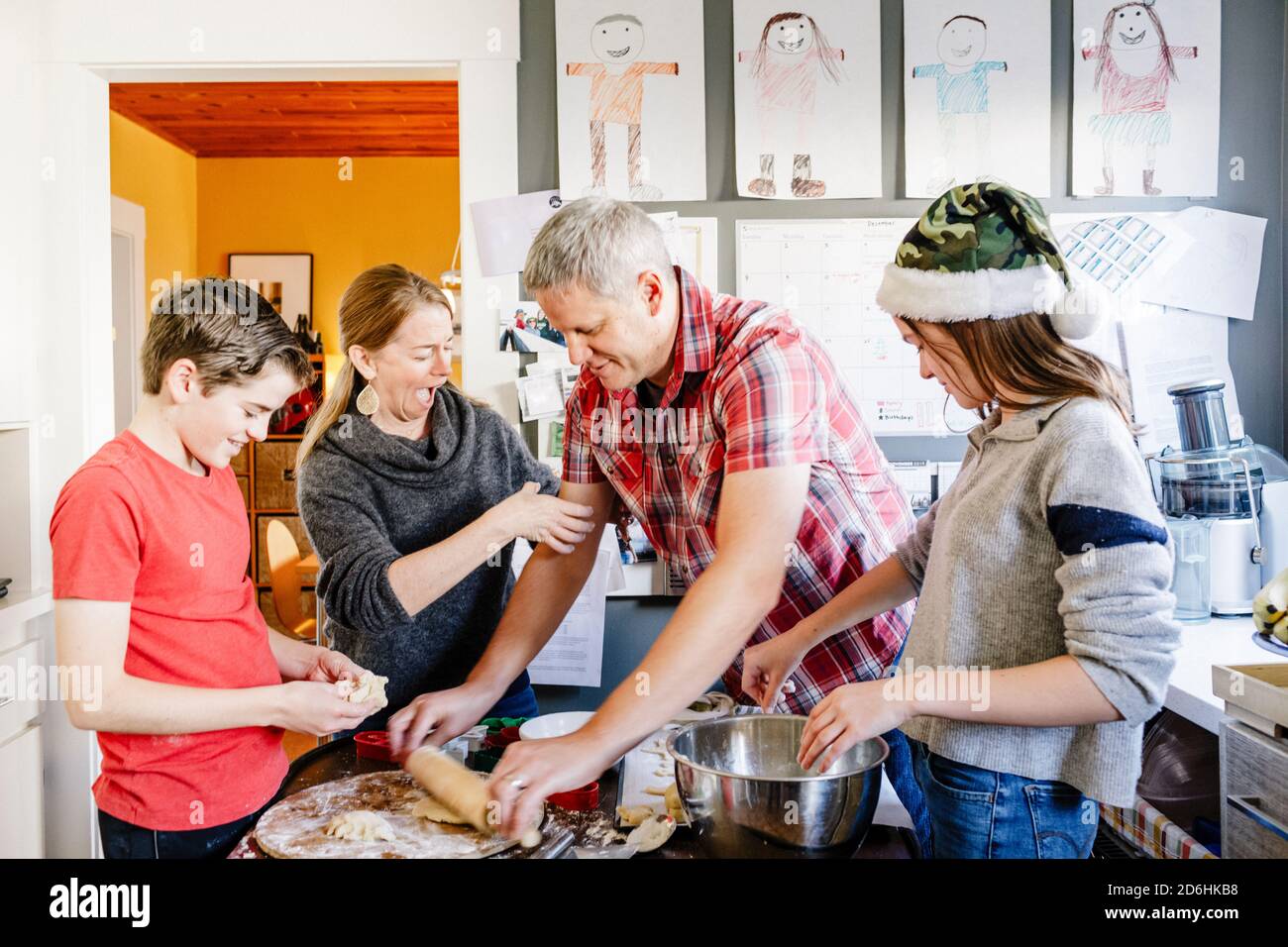 Spaß Zeit Familie von vier Kochen und Spielen in der Küche Beim Backen  Stockfotografie - Alamy
