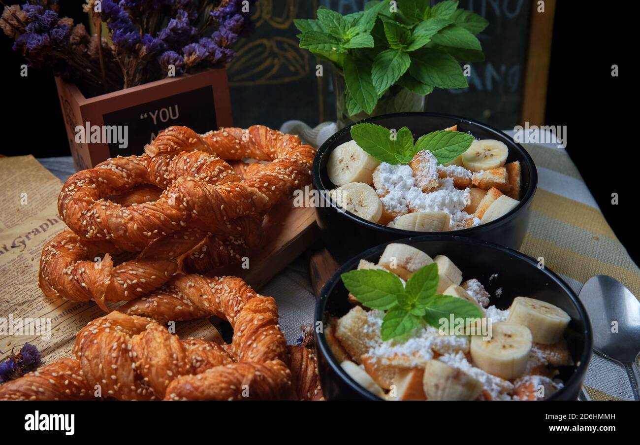 Gesunde Cerealien Belag durch in Scheiben geschnittene Banane Stockfoto Gesunde Cerealien Belag durch in Scheiben geschnittene Banane Stockfoto