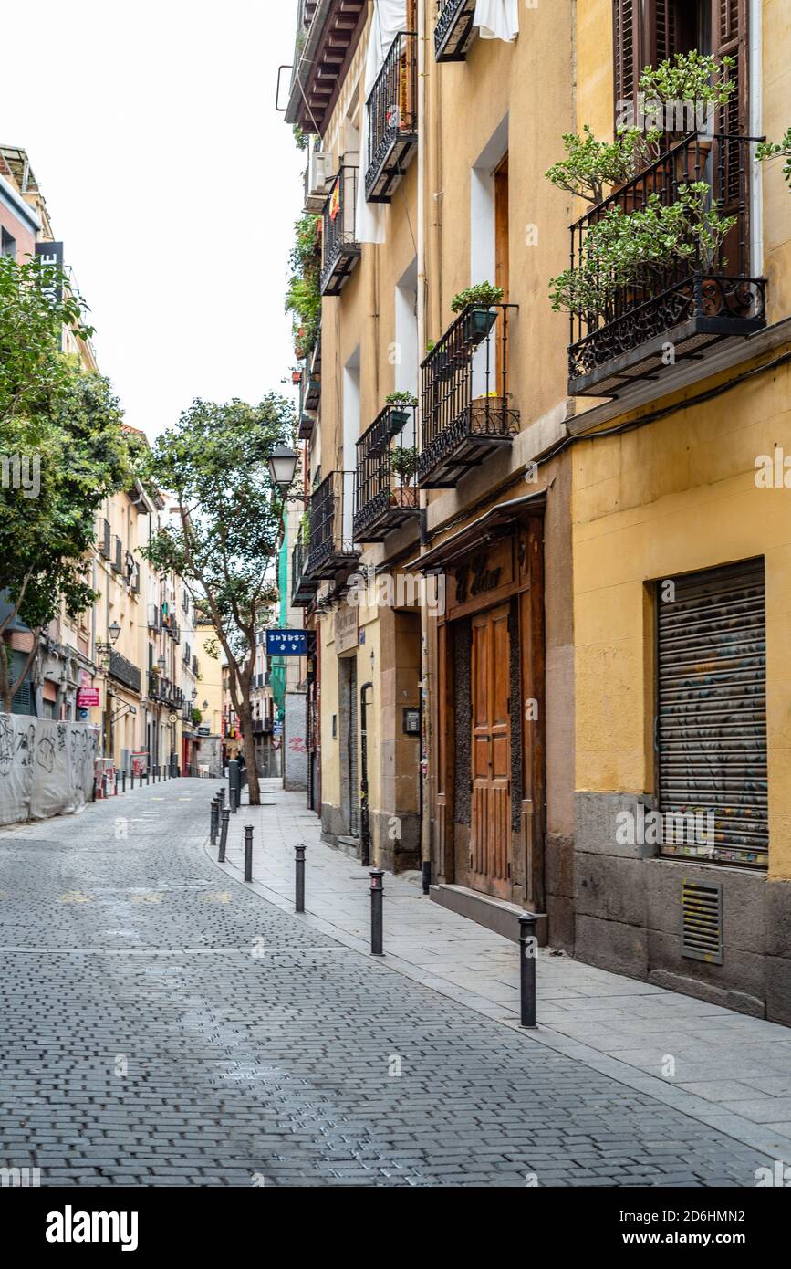 Traditionelle Straße in Embajadores im Lavapies Viertel im Zentrum von Madrid. Lavapies ist eines der coolsten Viertel der Welt. Stockfoto