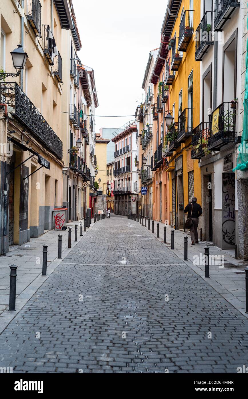 Traditionelle Straße in Embajadores im Lavapies Viertel im Zentrum von Madrid. Lavapies ist eines der coolsten Viertel der Welt. Stockfoto