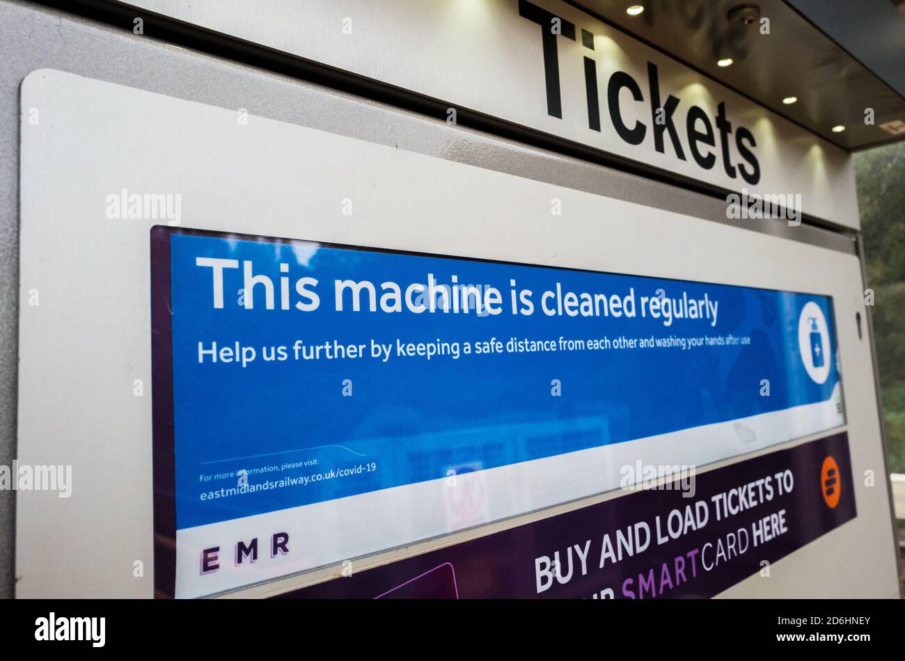 Bahnsteig-Ticketautomat mit einer Corvid 19 Meldung 'Diese Maschine wird regelmäßig gereinigt'. Stockfoto