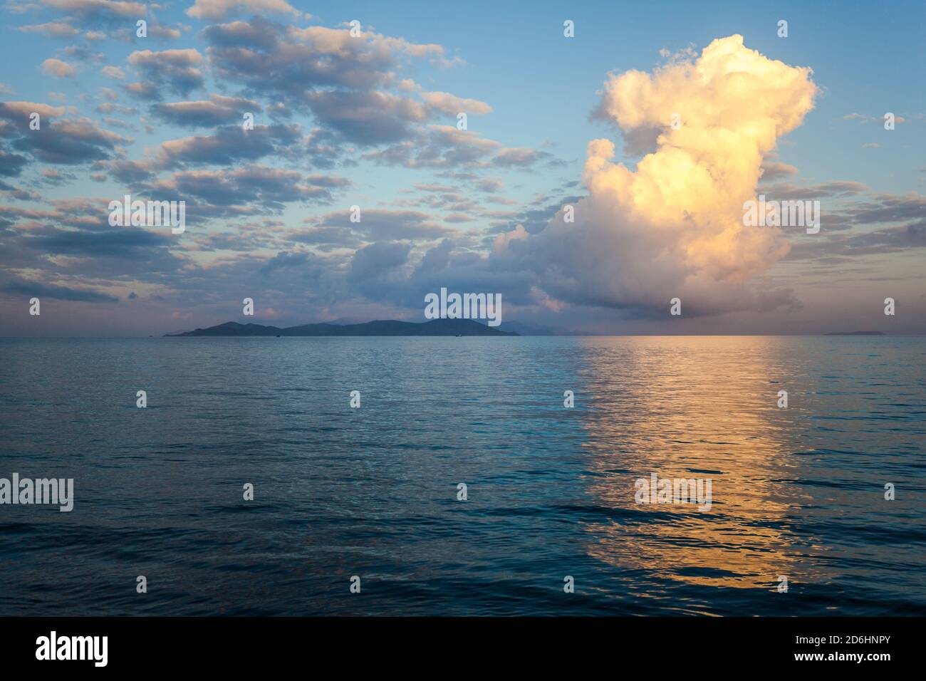Wolkenlandschaft über der Insel Stockfoto
