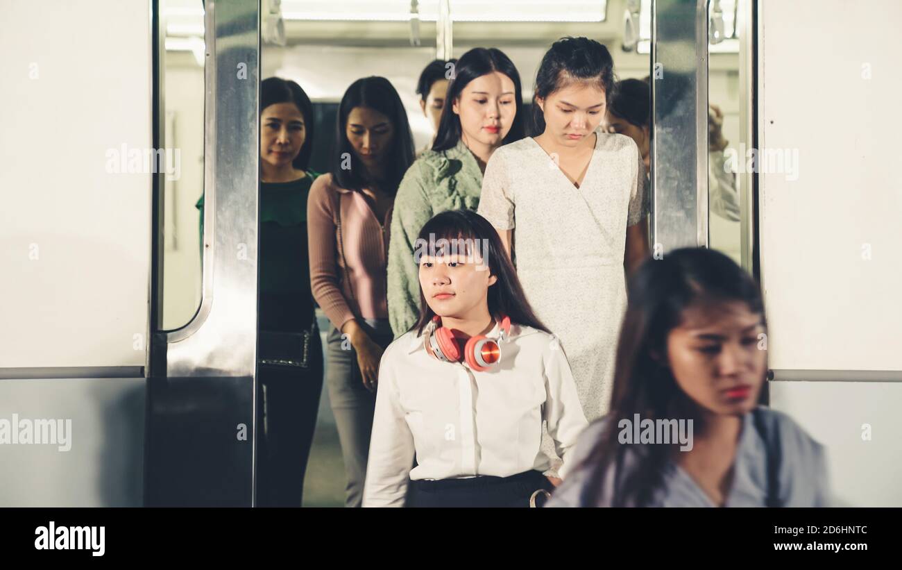 Menschenmenge auf einer belebten überfüllten öffentlichen U-Bahn fahren. Pendeln und urbanes Lifestyle-Konzept . Stockfoto