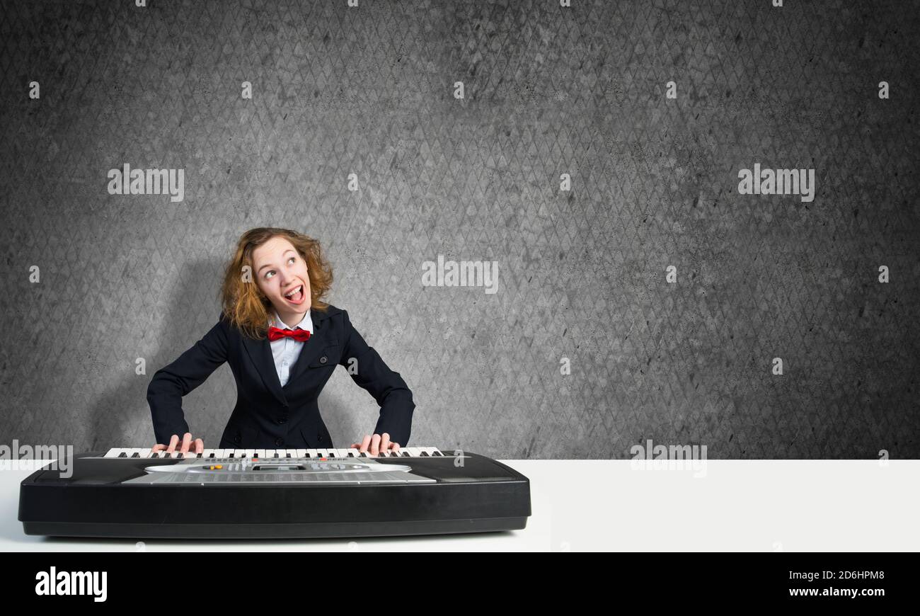 Verrückte Frau spielt Klavier Stockfoto