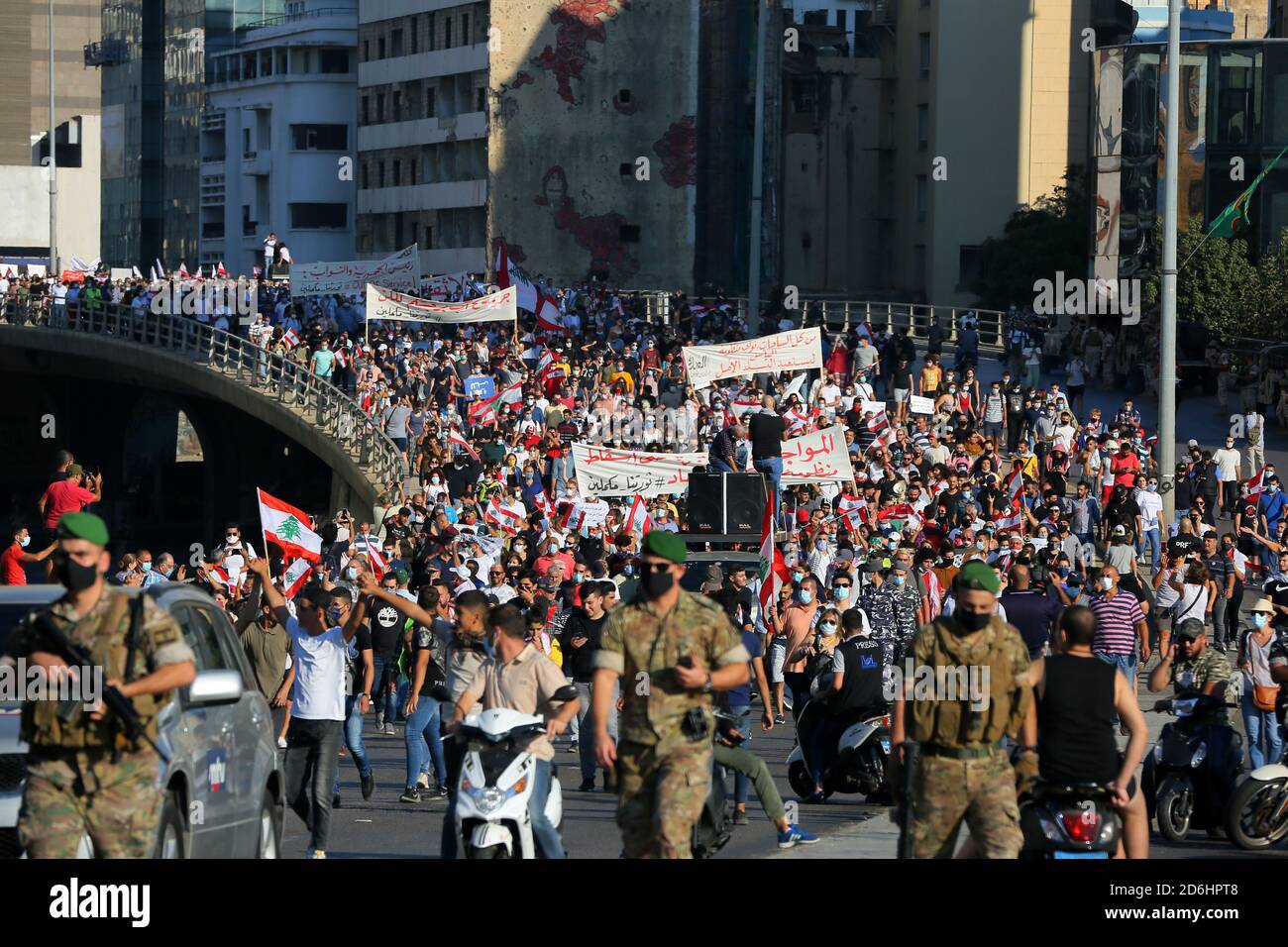 Beirut, Libanon. Oktober 2020. Anti-Regierungs-Aktivisten marschieren an einem marsch zum 1. Jahrestag der Proteste, die von Libanesen gegen die wirtschaftliche Lage und politische Sackgasse ausgelöst wurden. Quelle: Marwan Naamani/dpa/Alamy Live News Stockfoto