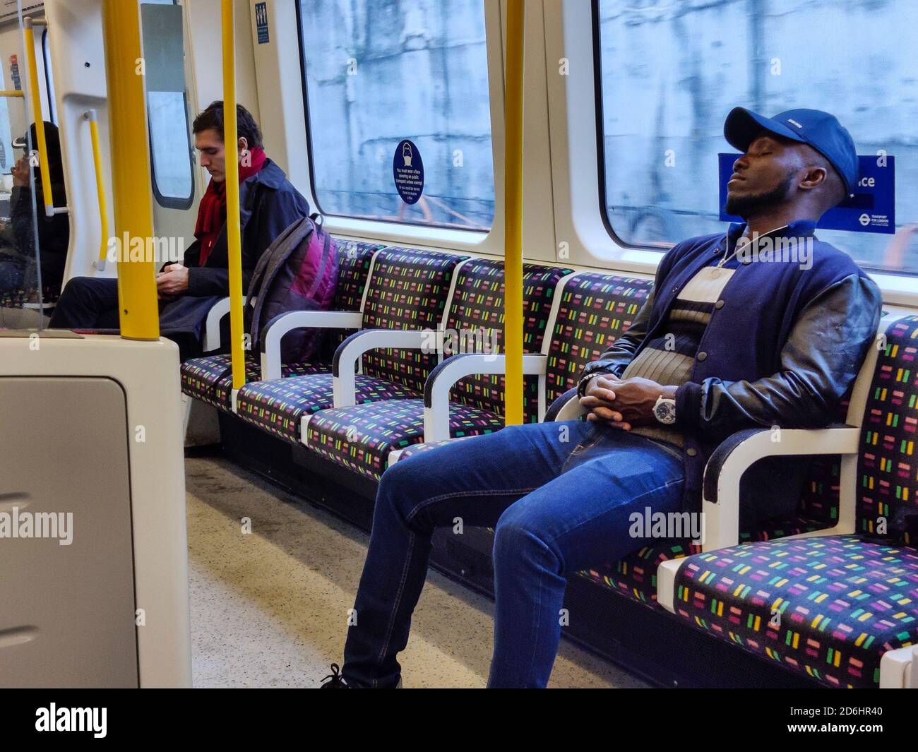 London, Großbritannien. 17. Oktober 2020. Passagiere auf der Piccadilly-Linie ohne Gesichtsmasken, obwohl das Tragen von Gesichtsmasken obligatorisch ist, um mit der U-Bahn zu reisen. Die britischen Coronavirus-Fälle nehmen zu, und das Kapital ist heute von Tier 1 auf Tier 2 Covid-Alarmstufe umgezogen. Kredit: Stephen Chung / Alamy Live Nachrichten Stockfoto