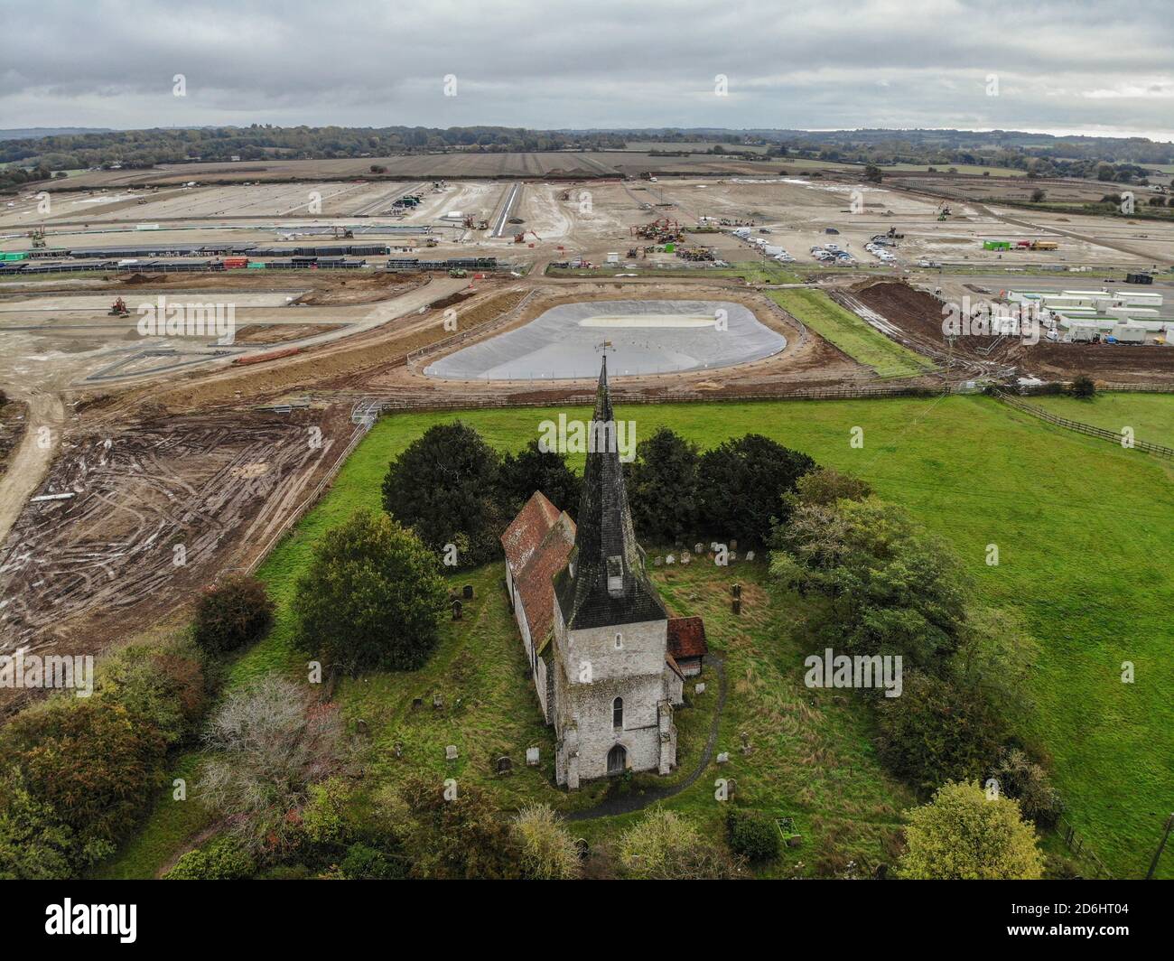 Sevington, Großbritannien. Oktober 2020. (Anmerkung des Herausgebers: Bild von einer Drohne)Sevington Church mit Blick auf den Bau der neuen Sevington Inland Border Facility, Ashford, Kent. Kredit: SOPA Images Limited/Alamy Live Nachrichten Stockfoto