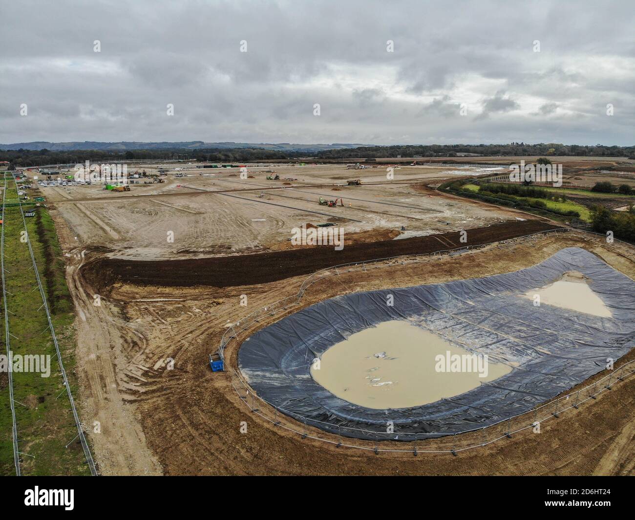 Sevington, Großbritannien. Oktober 2020. (Anmerkung des Herausgebers: Bild von einer Drohne)Luftaufnahme der Sevington Inland Border Facility, Ashford, Kent, während der Bauarbeiten. Kredit: SOPA Images Limited/Alamy Live Nachrichten Stockfoto