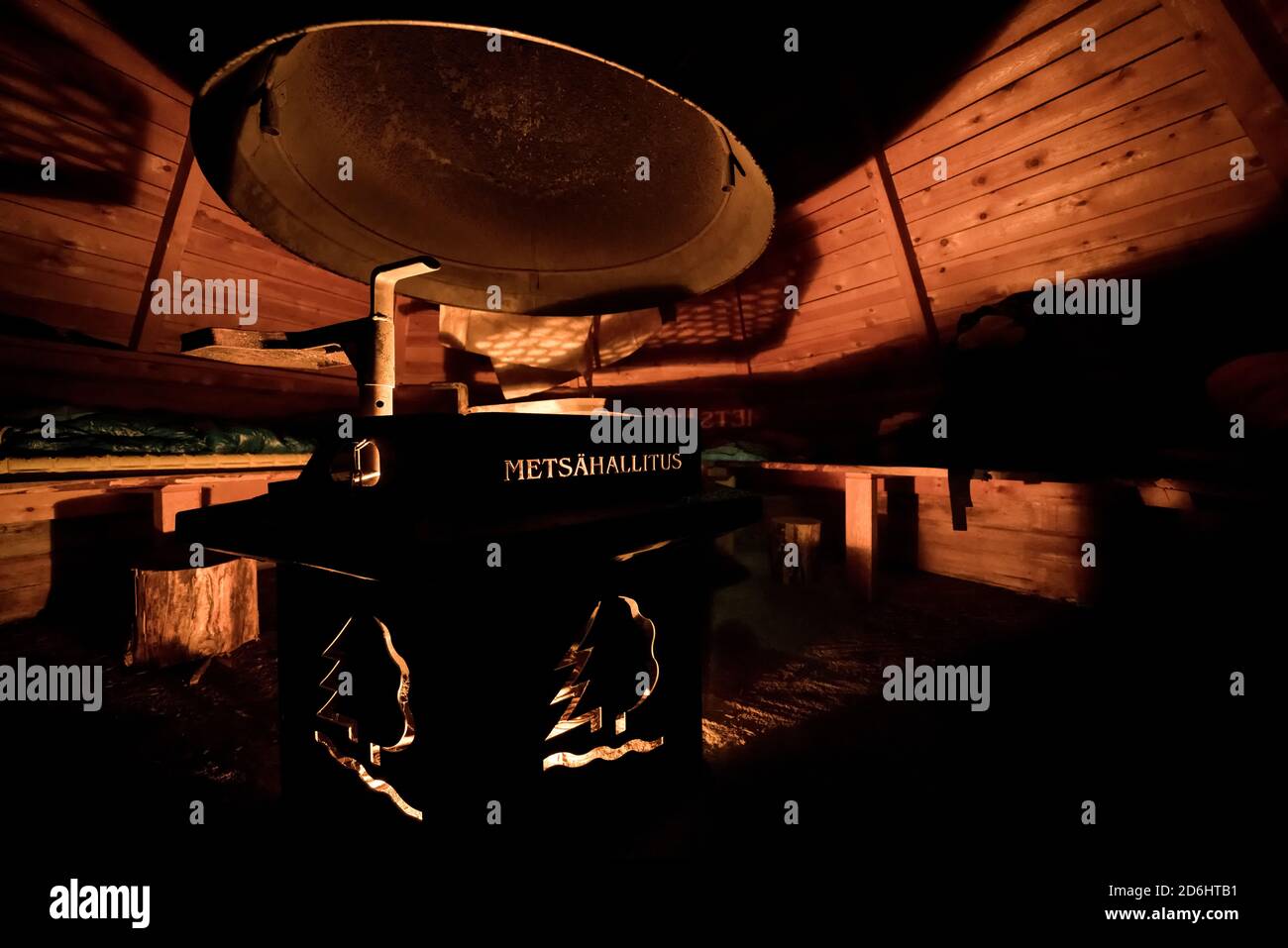 Stimmungsvoller Kerzenlichtabend in einem Tierheim in Sodankylä, Lappland, Finnland Stockfoto