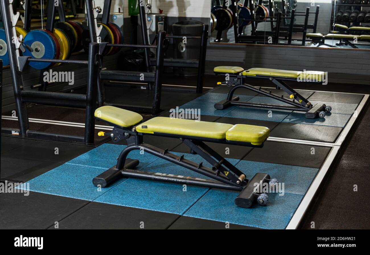Innenausstattung des Fitnessraums mit Trainingsgeräten, North Berwick Sports Center, East Lothian, Schottland, Großbritannien Stockfoto