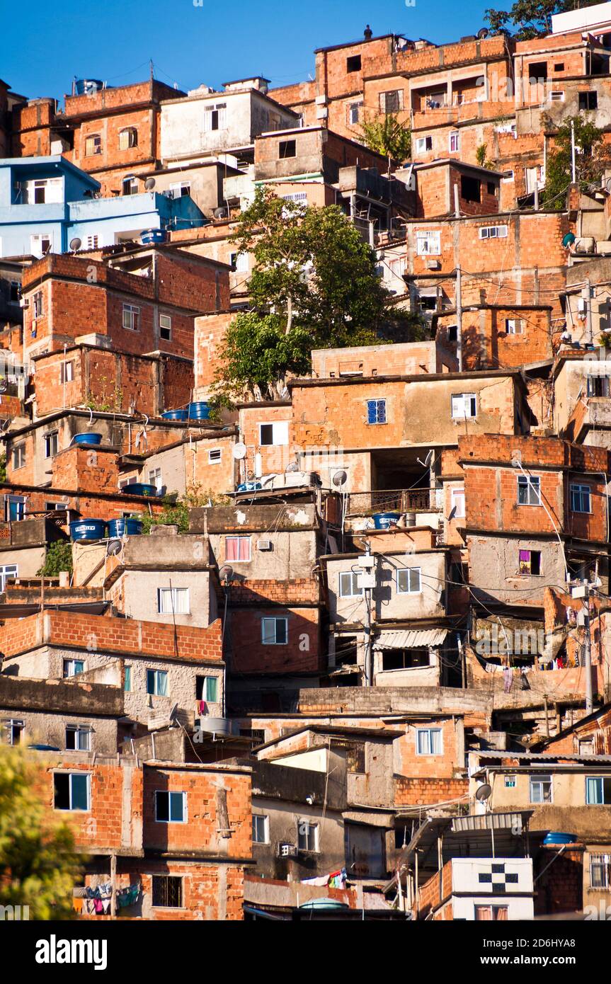 Fragile Wohnbauten von Favela in Rio de Janeiro, Brasilien Stockfoto