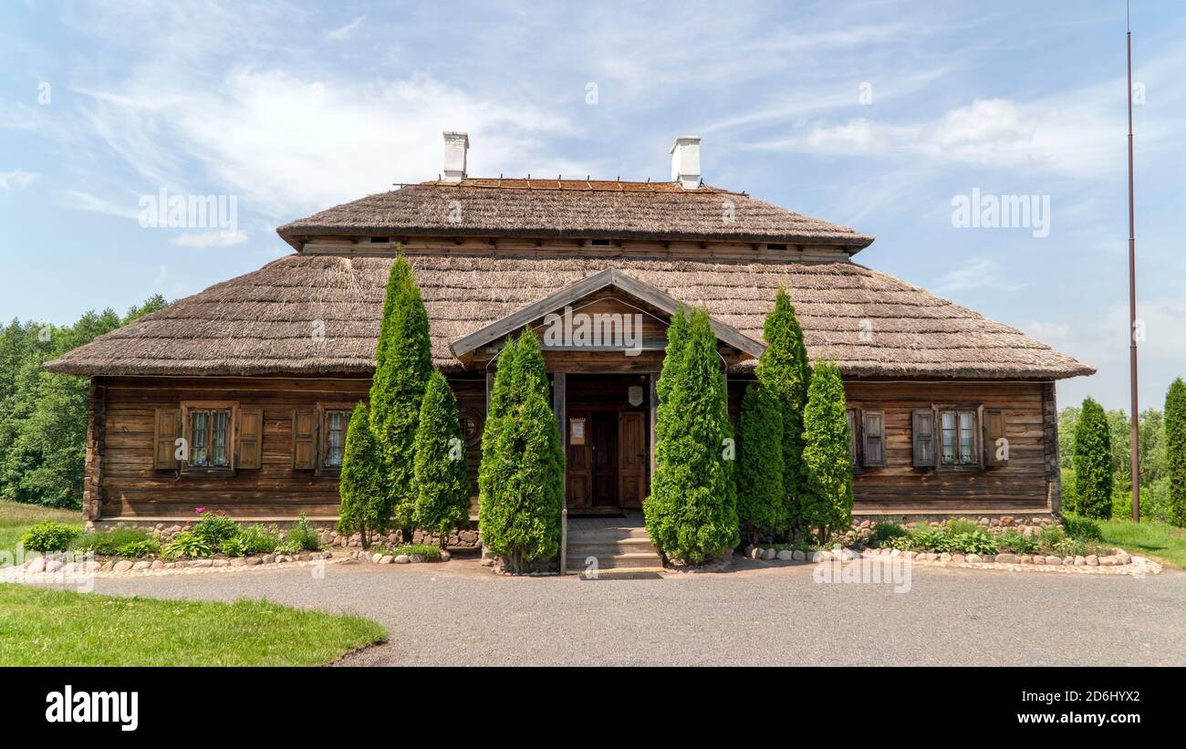 Holzhaus mit Strohdach, wo er lebte Todeusch Kosciuszko in der Nähe der Stadt Kosovo. Juni 2020 Stadt Kosovo. Weißrussland Stockfoto