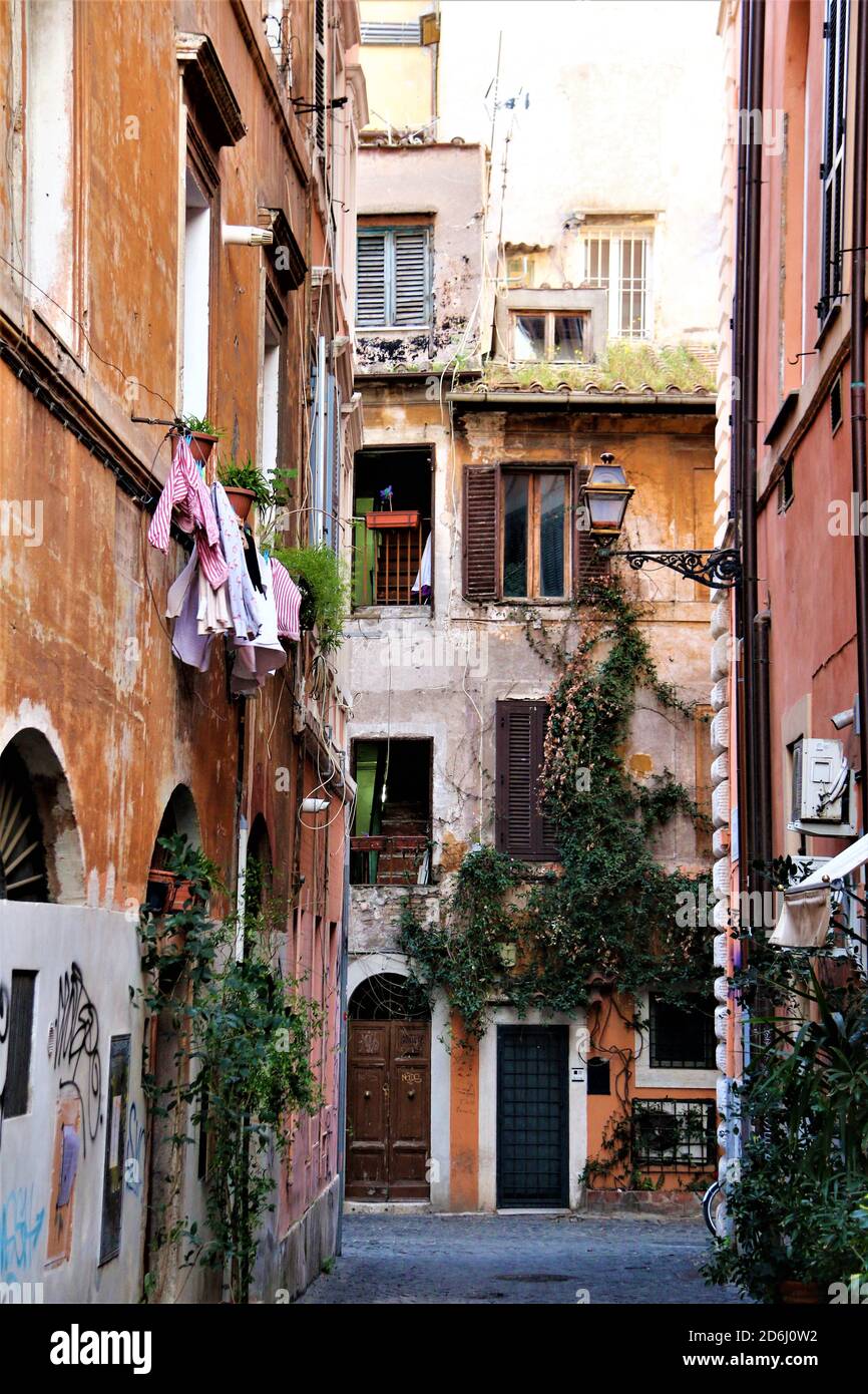 Die Gassen von Trastevere in Rom. Urbane Schönheit mit bunten Häusern und engen Gassen mit alten Bräuchen, die Teil der Trastevere Tradition sind. Stockfoto