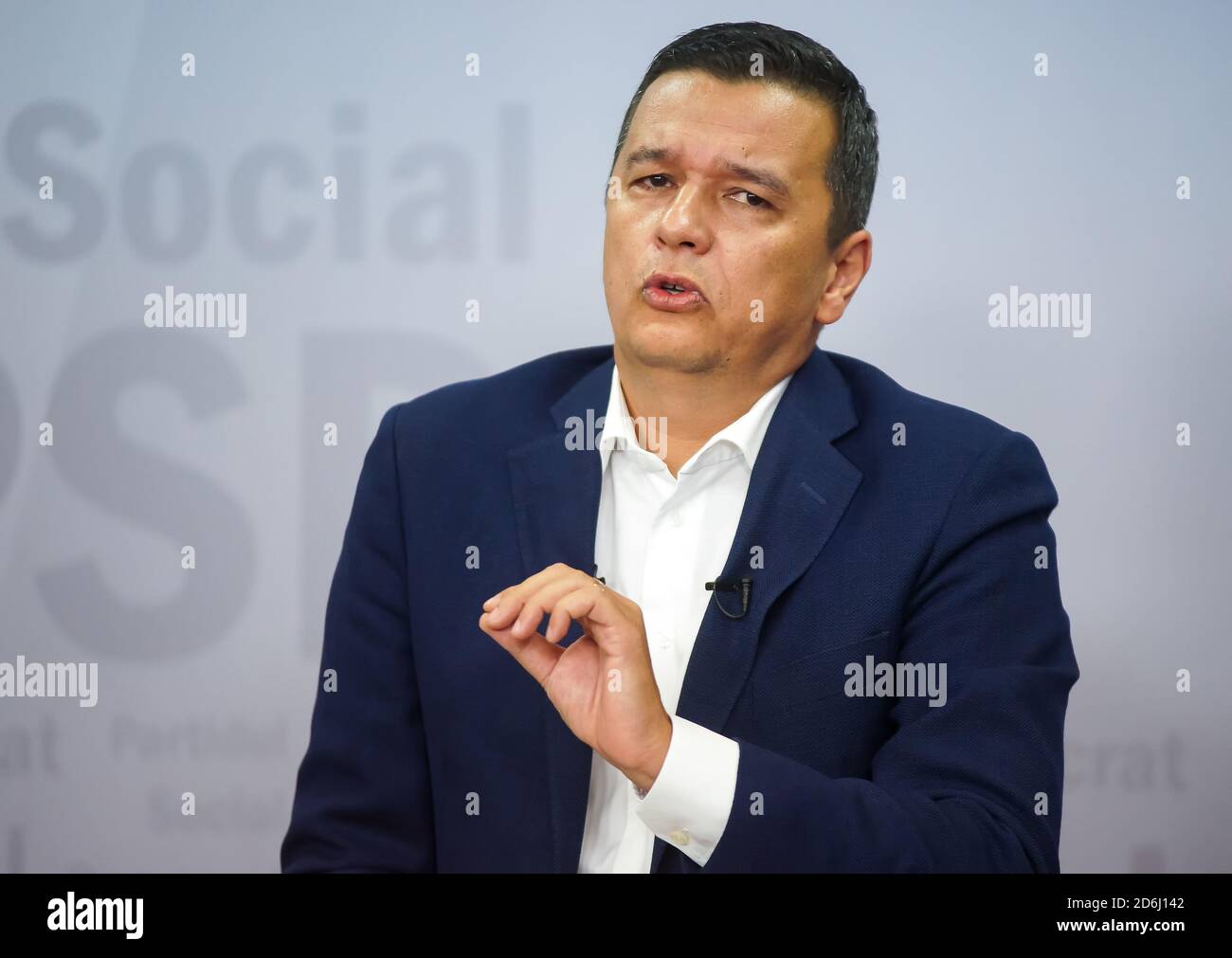 Bukarest, Rumänien - 30. August 2020: Sorin Grindeanu erster Vizepräsident der PSD, Antwort an die Presse während einer Pressekonferenz in Bukarest. Stockfoto