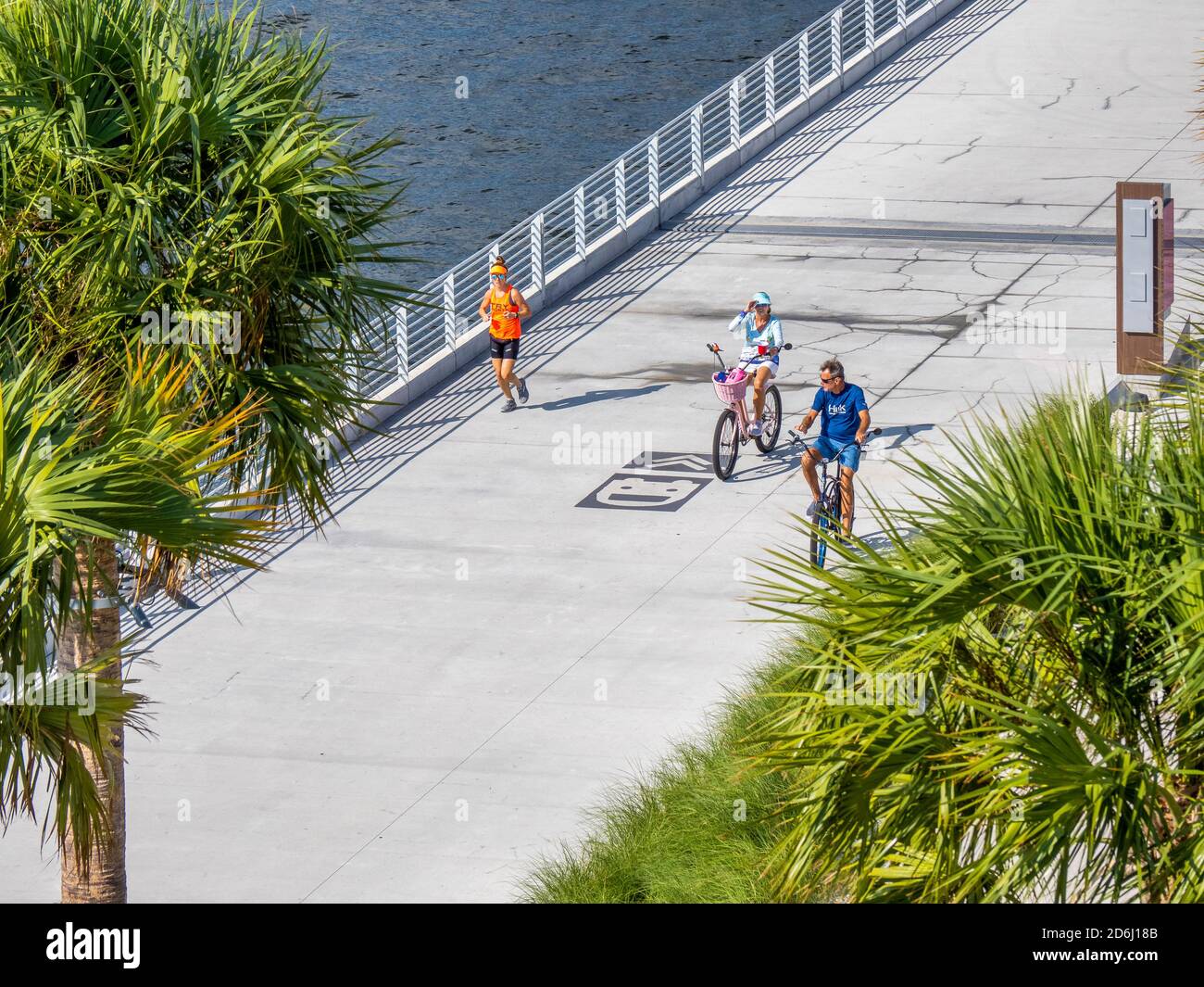 Fahrradfahren auf dem neu aufgebauten St. Pete Pier in St. Petersburg Florida USA eröffnet im Jahr 2020 Stockfoto