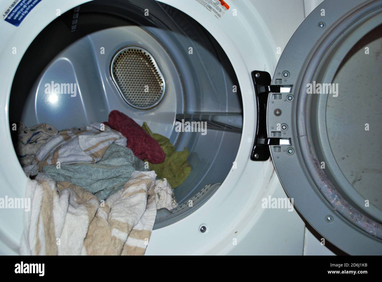 Ladung nasser Handtücher, die in den Trockner auf die Wäsche gehen Tag Stockfoto