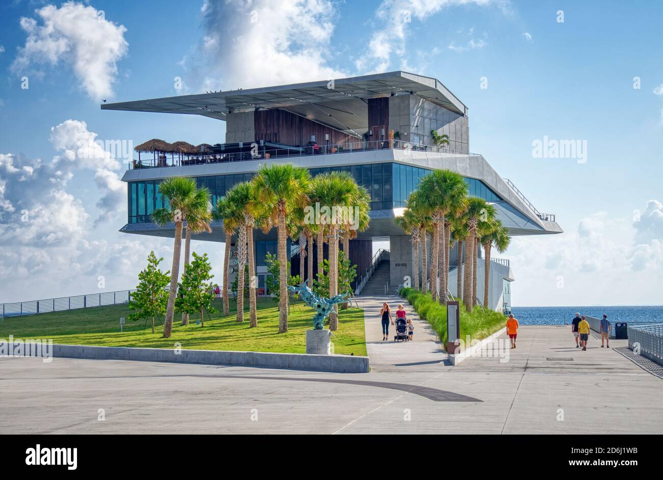 Pier Point Struktur, auf dem neu wiederaufgebauten St. Pete Pier in St. Petersburg Florida USA eröffnet im Jahr 2020 Stockfoto