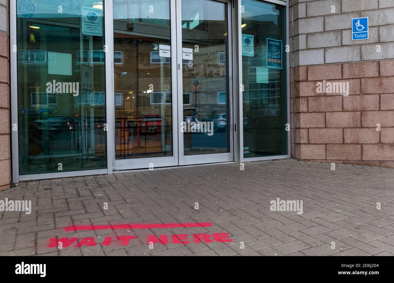 Eingang des North Berwick Sportzentrums mit Wartungsanweisung auf dem Bürgersteig in Covid-19 Pandemie, East Lothian, Schottland, Großbritannien Stockfoto