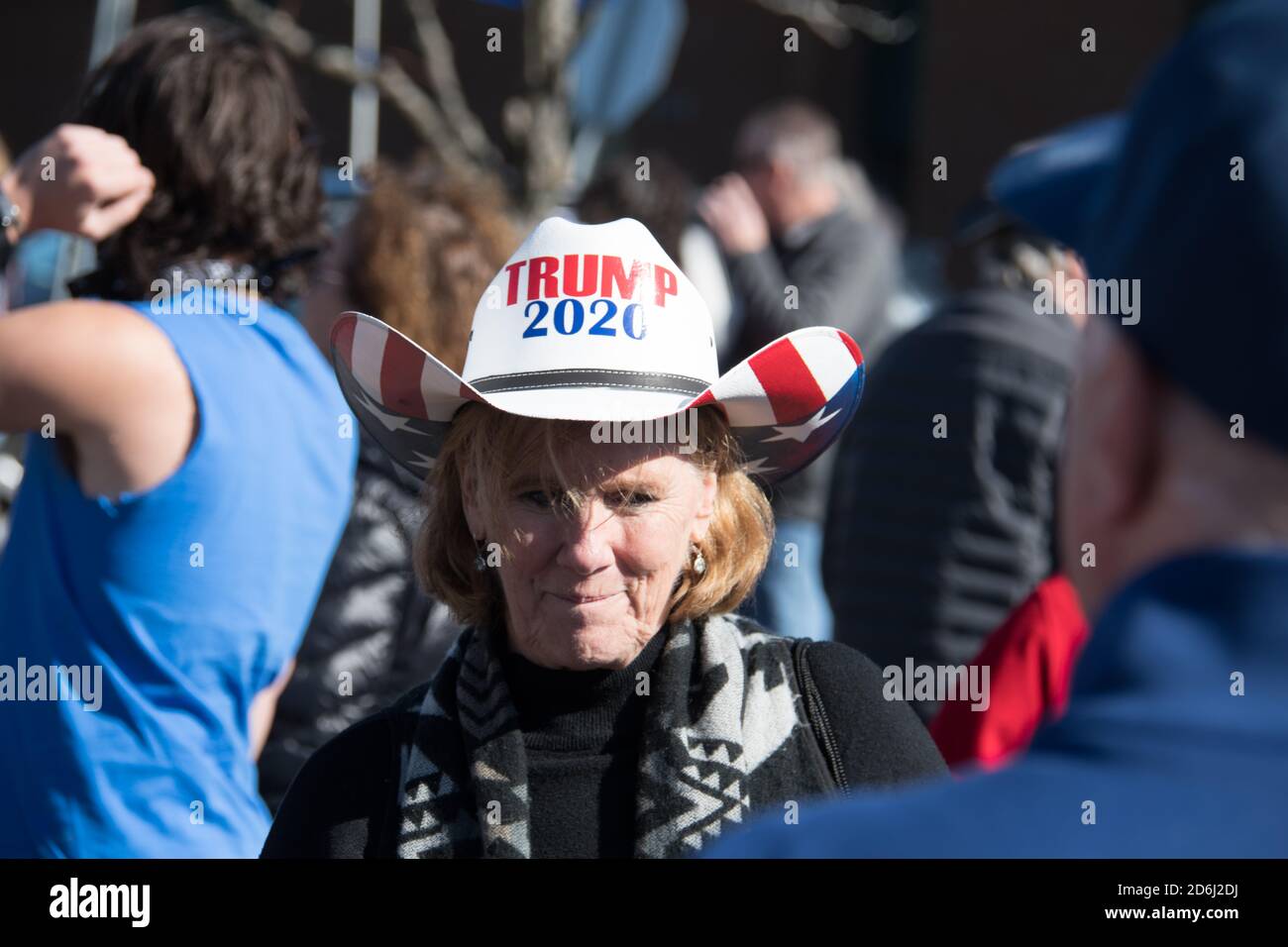 Newtown, Pennsylvania, USA - 10/17/2020: Anhänger von Präsident Donald Trump stehen in Autos, Lastwagen und Motorräder und fahren in Pennsylvania, von N Stockfoto