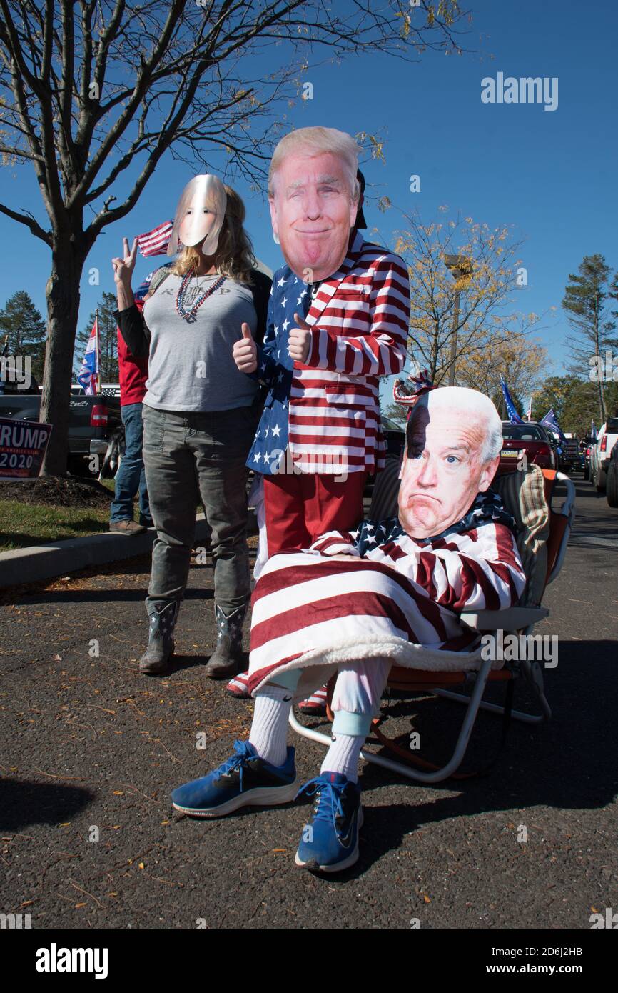 Newtown, Pennsylvania, USA - 10/17/2020: Anhänger von Präsident Donald Trump stehen in Autos, Lastwagen und Motorräder und fahren in Pennsylvania, von N Stockfoto