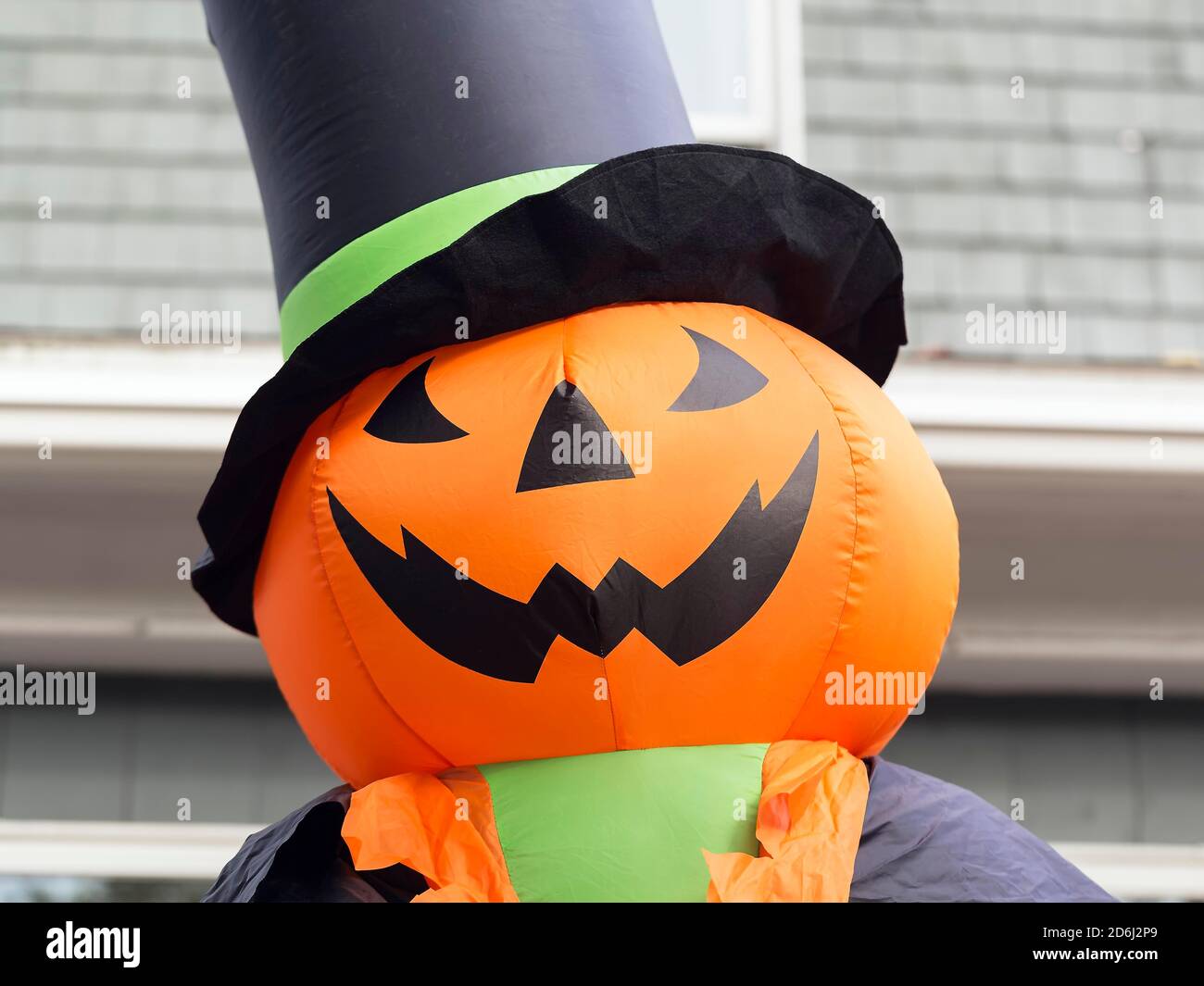 Halloween Figur, USA, aufgeblasen Jack O'Lantern, Jack-O-Lantern, grinsender Kürbis mit Zylinderhut, Ogunquit, York County, Maine, New England, Great Stockfoto