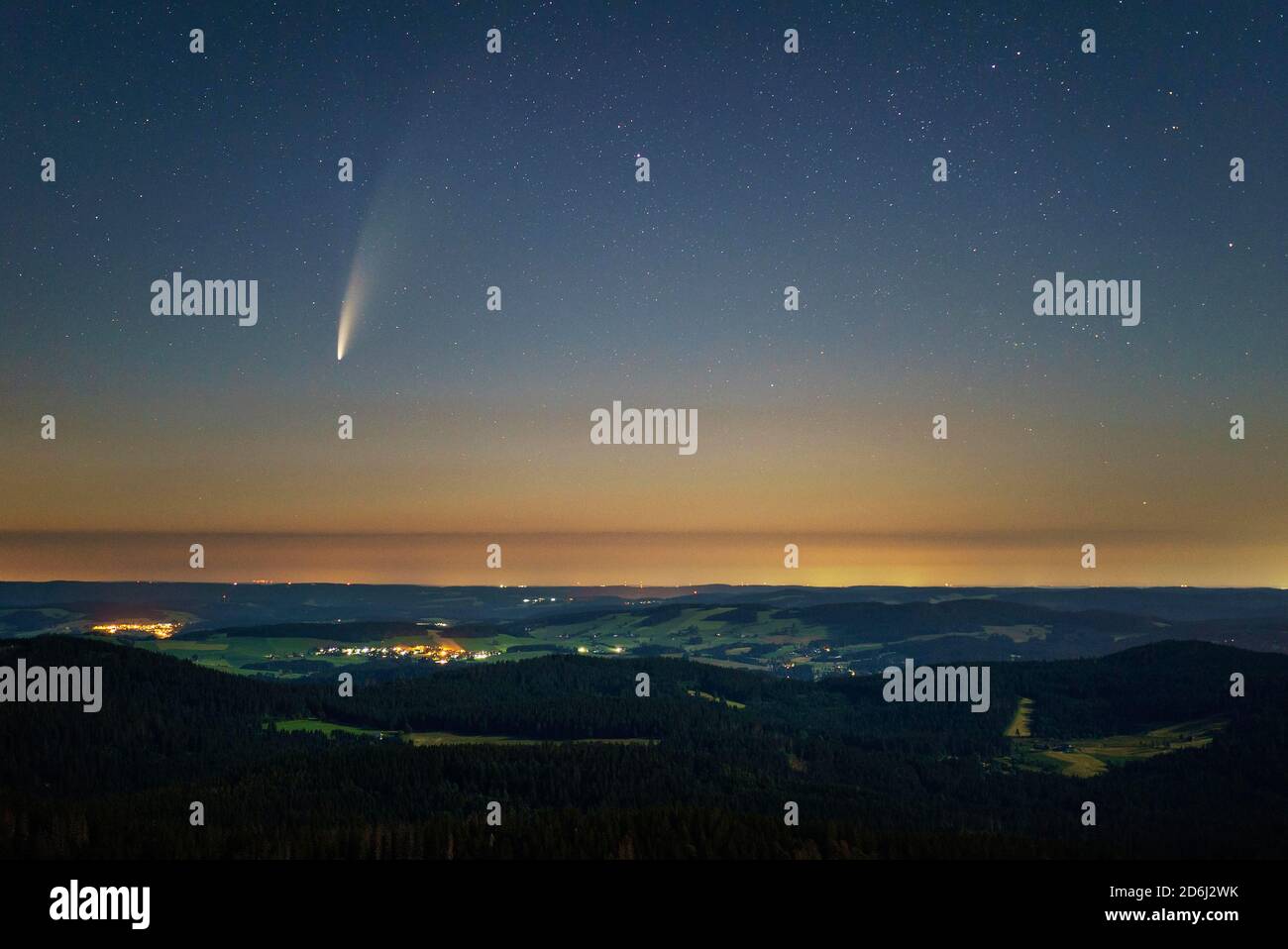 Blick von Feldberg mit Komet Neowise ( C/2020 F3) , Dawn, Feldberg, Schwarzwald, Baden-Württemberg, Deutschland Stockfoto