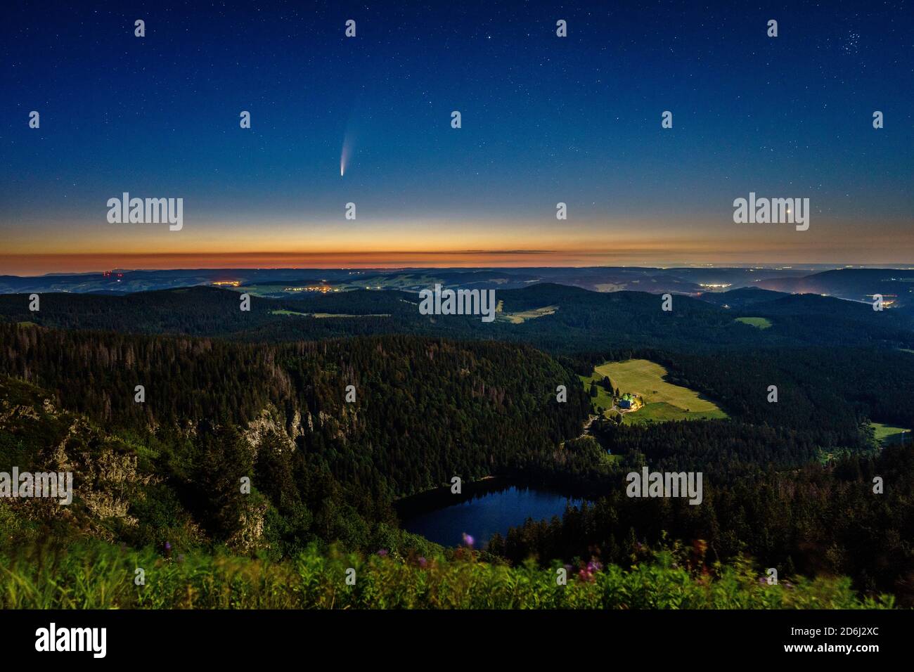 Blick von Feldberg auf den Feldsee mit Komet Neowise ( C/2020 F3) , Dawn, Feldberg, Schwarzwald, Baden-Württemberg, Deutschland Stockfoto