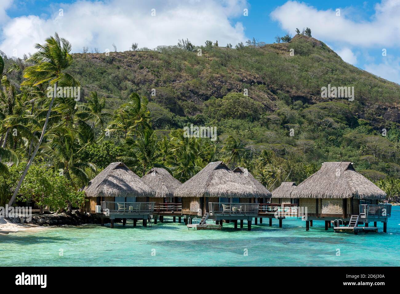 Überwasser-Bungalows in der Lagune, Maitai Hotelkomplex, Bora Bora, Französisch-Polynesien, Ozeanien Stockfoto