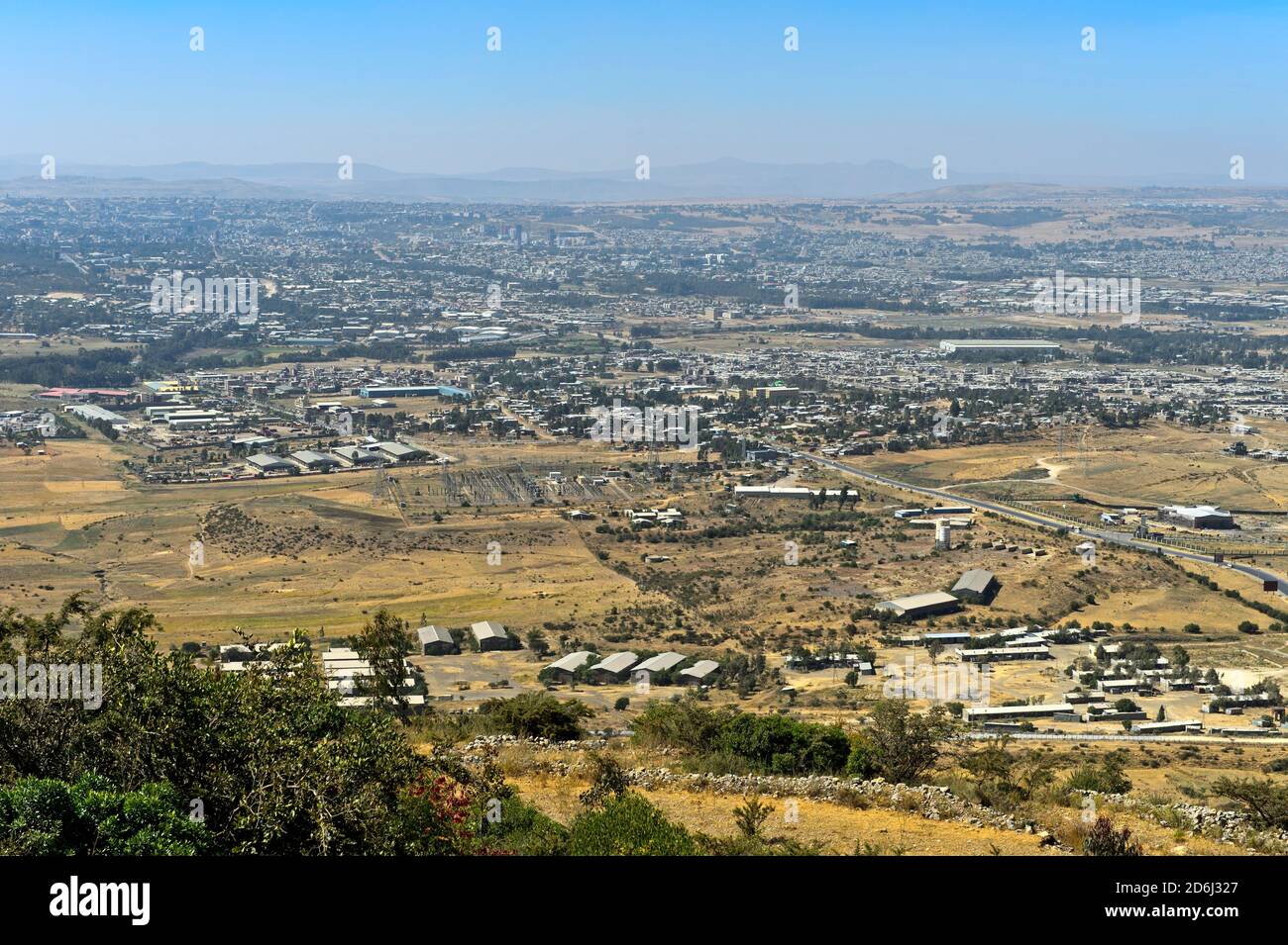 Blick vom Rand des Afrikanischen Grabentals auf die Stadt Mek'ele, Mek'ele, Tigray Region, Äthiopien Stockfoto