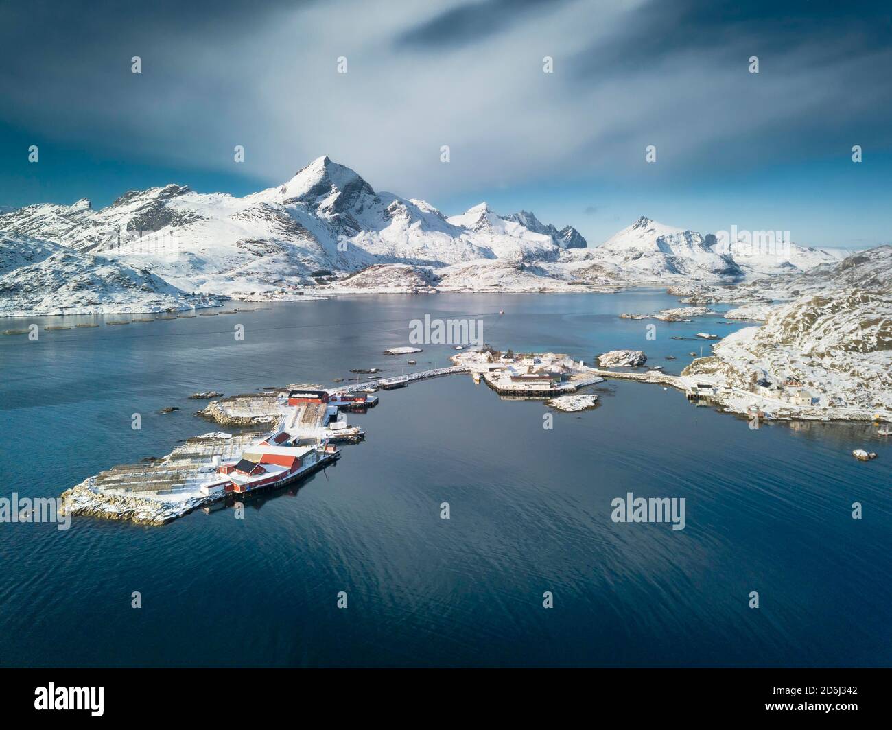 Luftbild, Fjord mit verschneiten Bergen, kleine Inseln mit Fischfarmen und Stockfisch-Trockenracks, Sound, Nordland, Lofoten, Norwegen Stockfoto