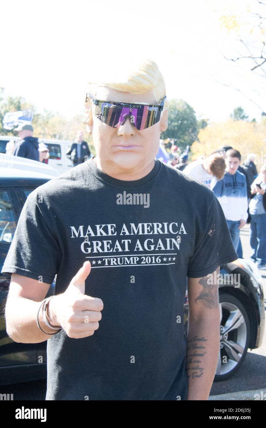 Newtown, Pennsylvania, USA - 10/17/2020: Anhänger von Präsident Donald Trump stehen in Autos, Lastwagen und Motorräder und fahren in Pennsylvania, von N Stockfoto