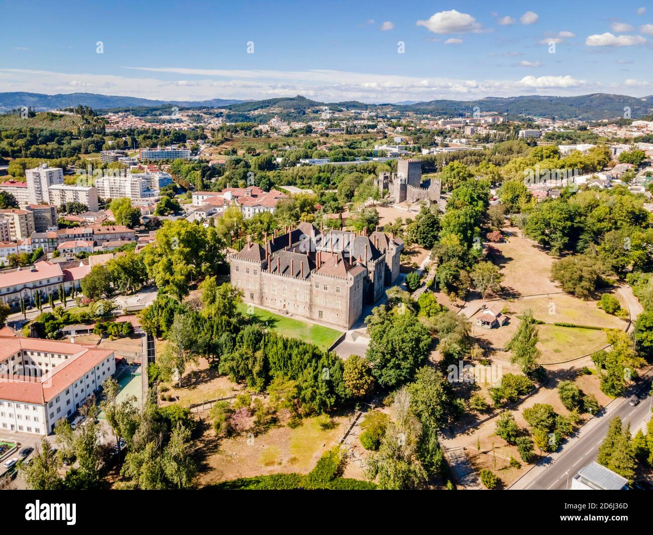 Luftaufnahme des Palastes der Herzöge von Braganza und des Schlosses in Guimaraes, Portugal Stockfoto