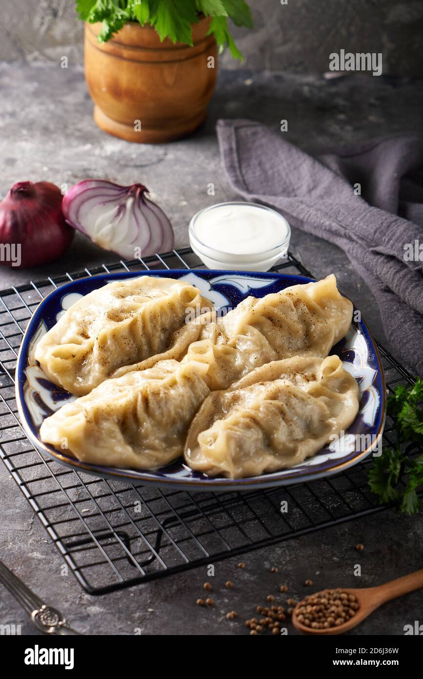 Traditionelle azianische Manti, Knödel mit Hackfleisch Stockfoto