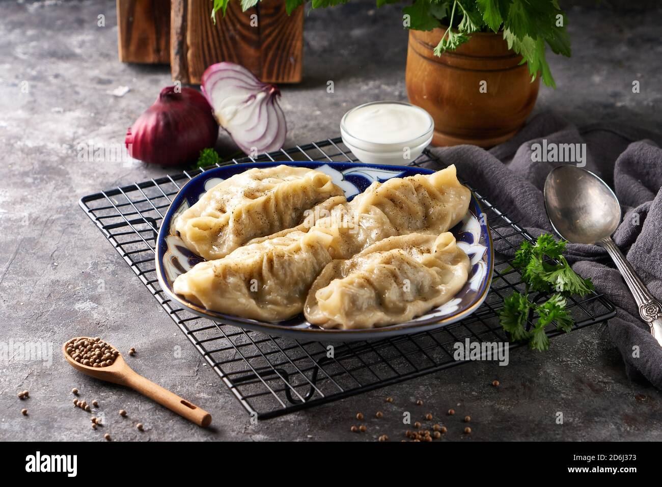 Traditionelle azianische Manti, Knödel mit Hackfleisch Stockfoto