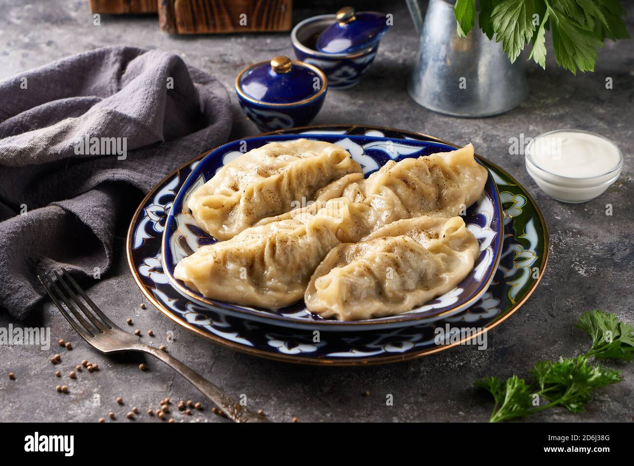 Traditionelle azianische Manti, Knödel mit Hackfleisch Close Up Stockfoto