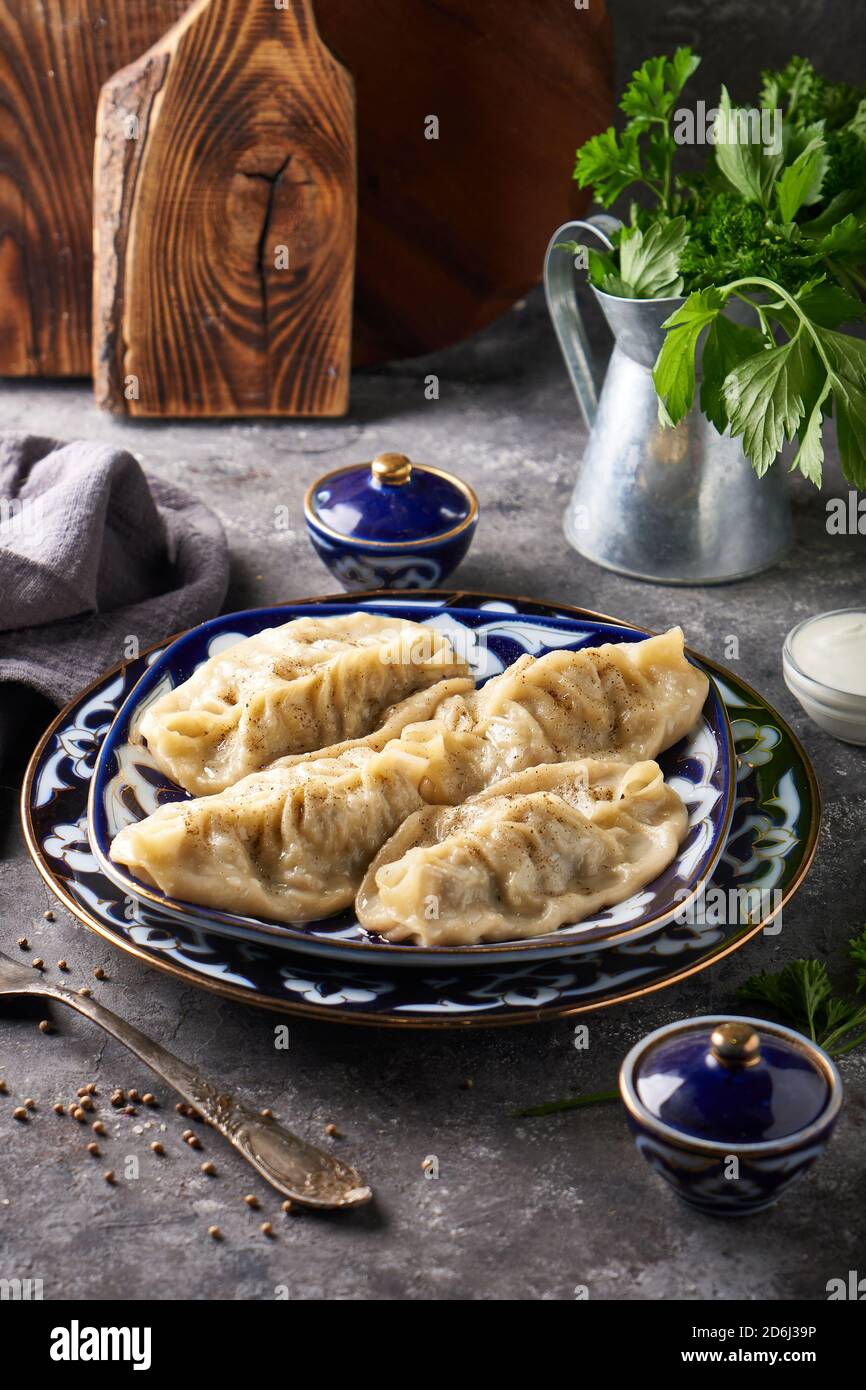 Traditionelle azianische Manti, Knödel mit Hackfleisch Stockfoto