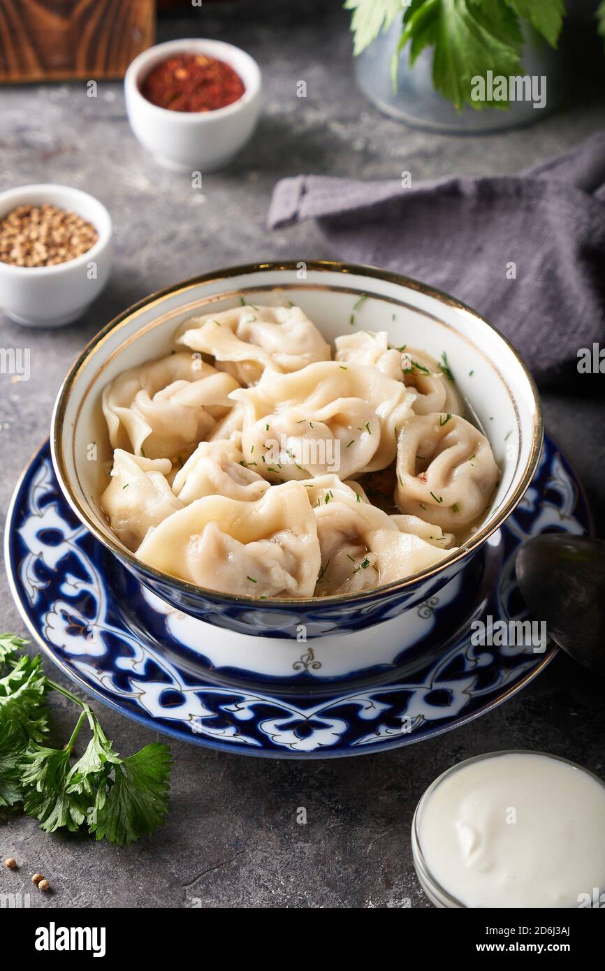 Traditionelle azianische Manti, Knödel mit Hackfleisch Close Up Stockfoto