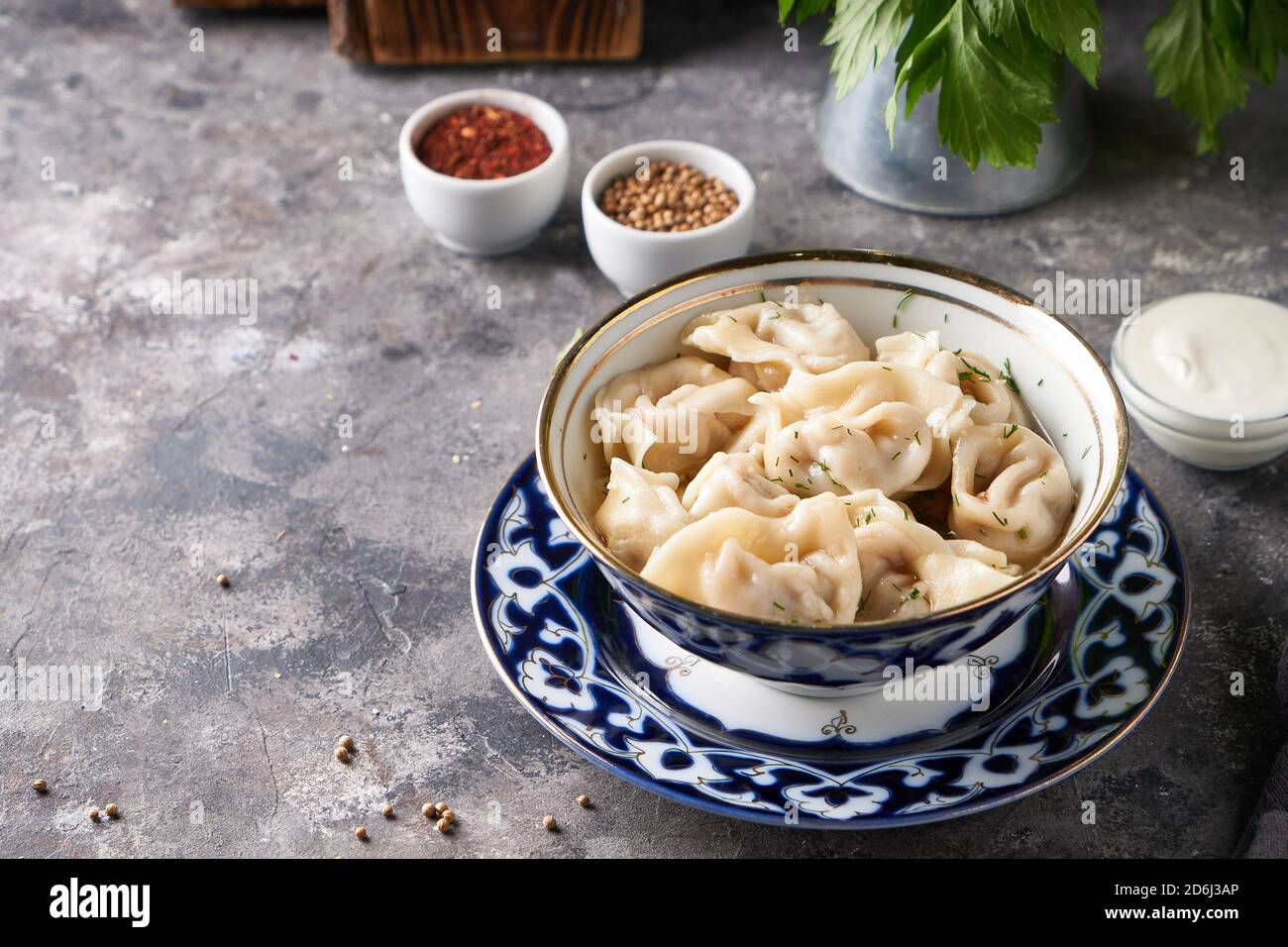 Traditionelle azianische Manti, Knödel mit Hackfleisch Close Up Stockfoto