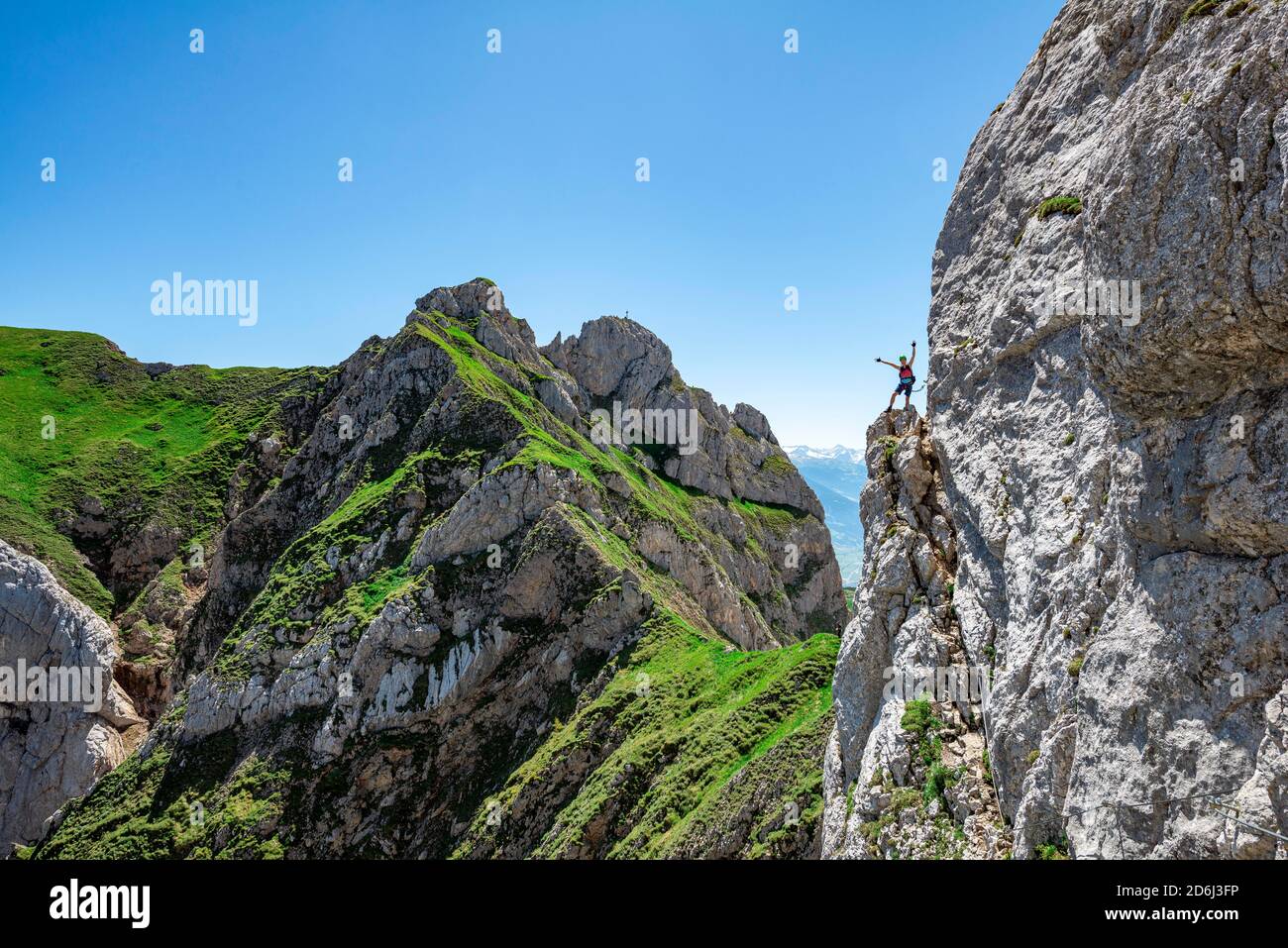 Junger Mann streckt die Arme in die Luft, Klettersteig zur Seekarlspitze, 5-Gipfel-Klettersteig, Wanderung am Rofangebirge, Tirol, Österreich Stockfoto