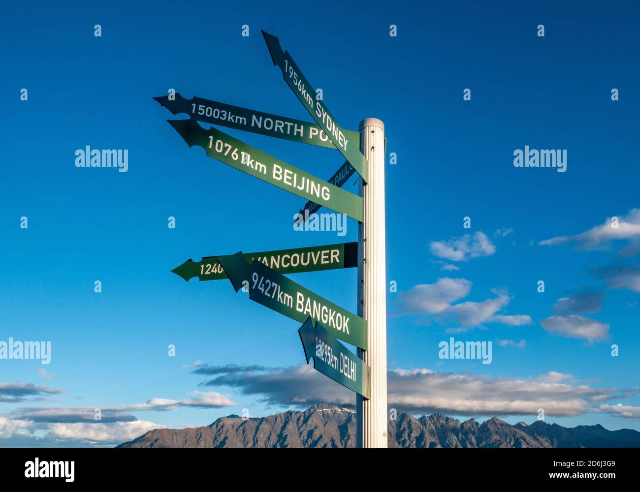 Grüne Schilder, Wegweiser mit verschiedenen Zielen, Queenstown, Südinsel, Neuseeland Stockfoto