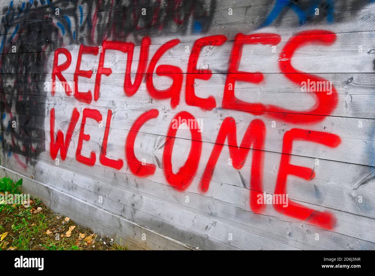 Graffiti FLÜCHTLINGE WILLKOMMEN Flüchtlinge willkommen, Bauzaun, Stuttgart, Baden-Württemberg, Deutschland Stockfoto