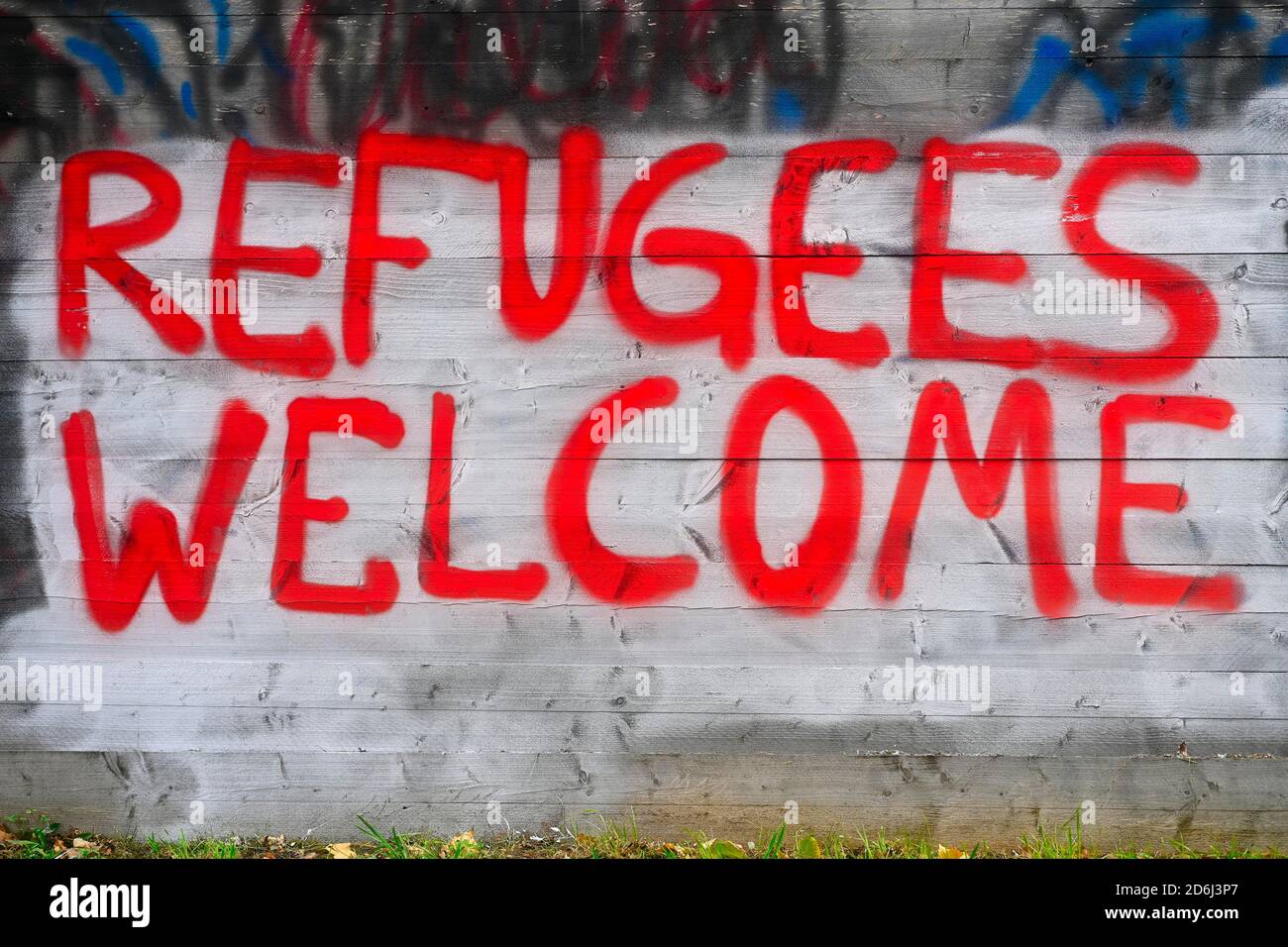 Graffiti FLÜCHTLINGE WILLKOMMEN Flüchtlinge willkommen, Bauzaun, Stuttgart, Baden-Württemberg, Deutschland Stockfoto