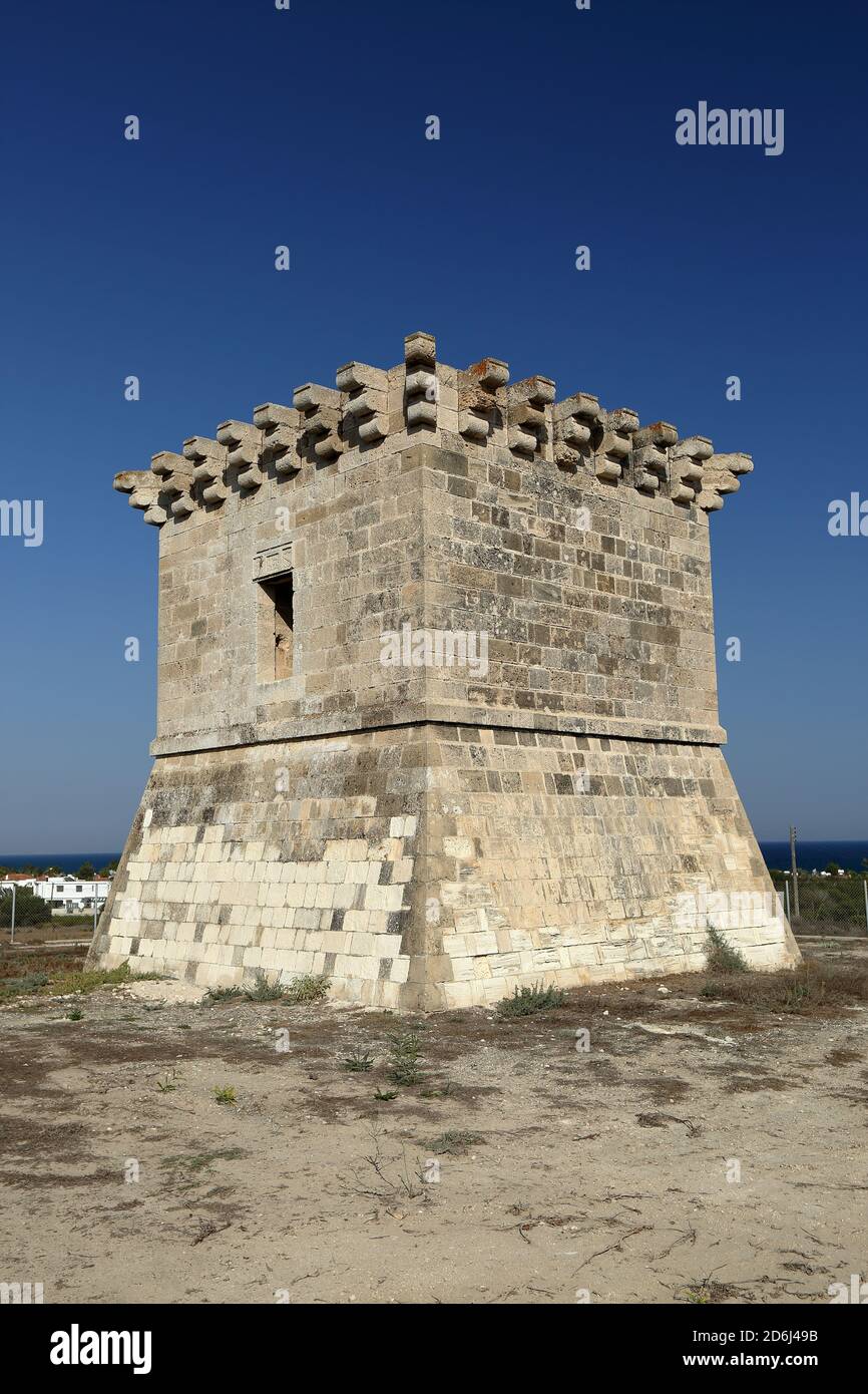 Der historische venezianische Turm in Pervolia, Zypern, gegen blauen klaren Himmel Stockfoto