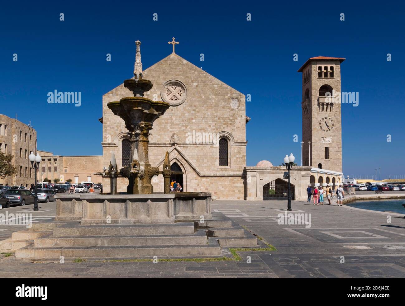 Brunnen und Kirche der Evangelismos oder Verkündigung, Mandraki Hafen, Rhodos Neustadt, Rhodos, Griechenland Stockfoto