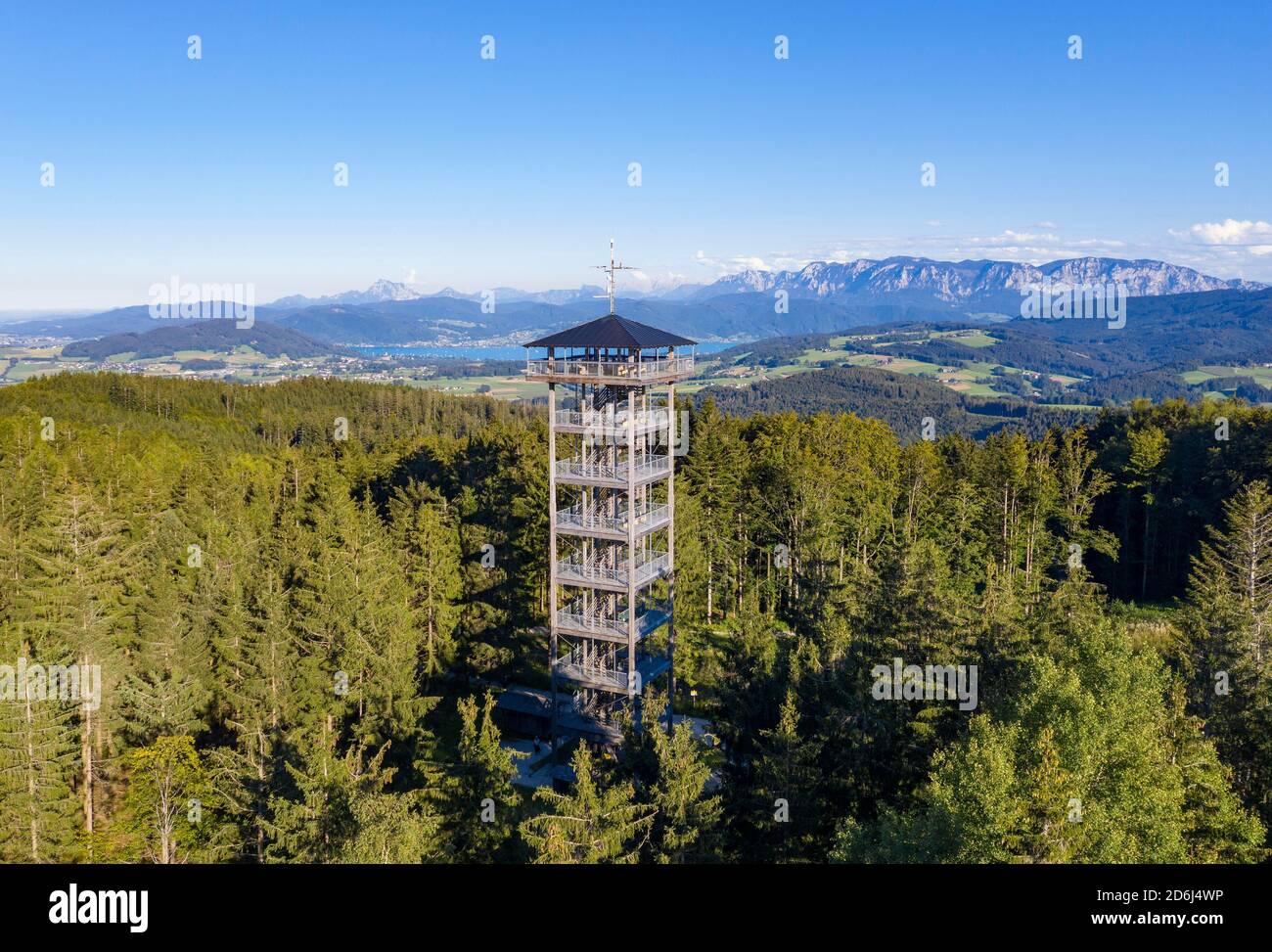 UAV Foto, Aussichtsturm Lichtenbeg mit Blick auf den Attersee, Sankt Georgen in Attergau, Salzkammergut, Oberösterreich, Österreich Stockfoto