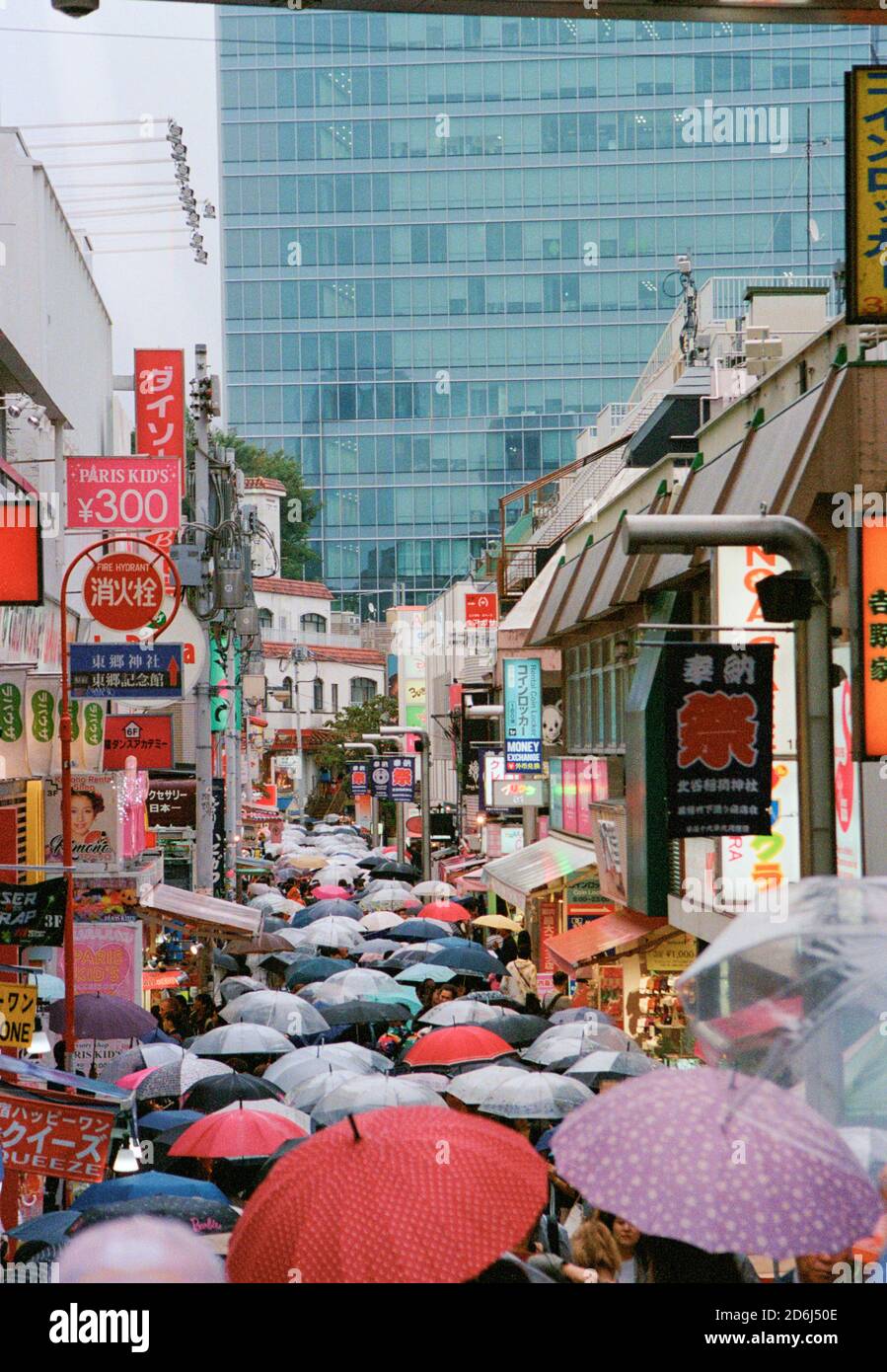 Regenschirme füllen enge Straße, Tokyo, Japan Stockfoto